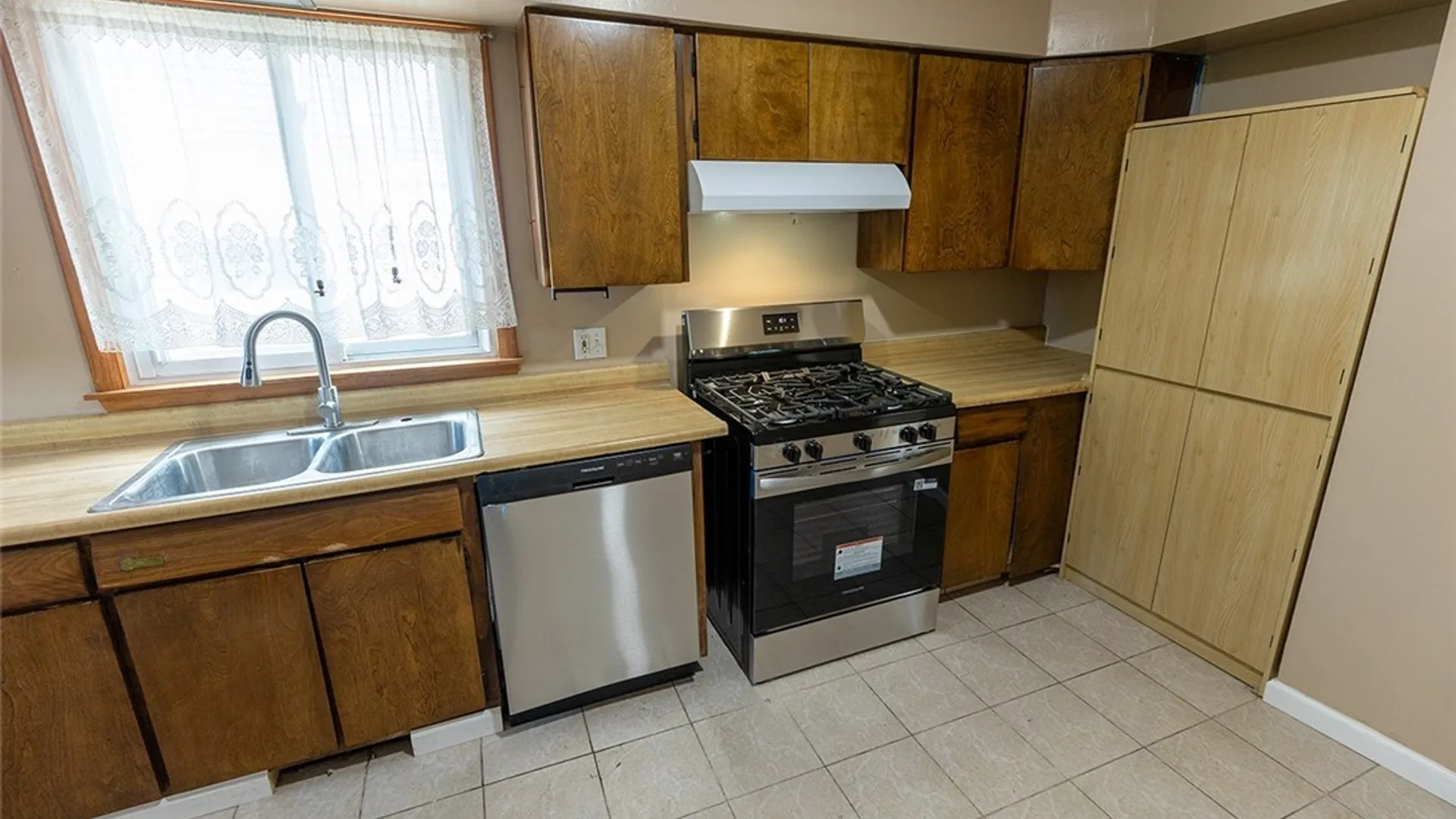 Property at 107 Wilmore Place, Syracuse, NY 13208 10