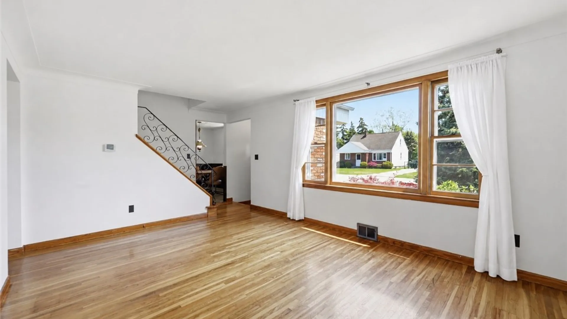 Property at 115 Cathedral Lane, Cheektowaga, NY 14225 8