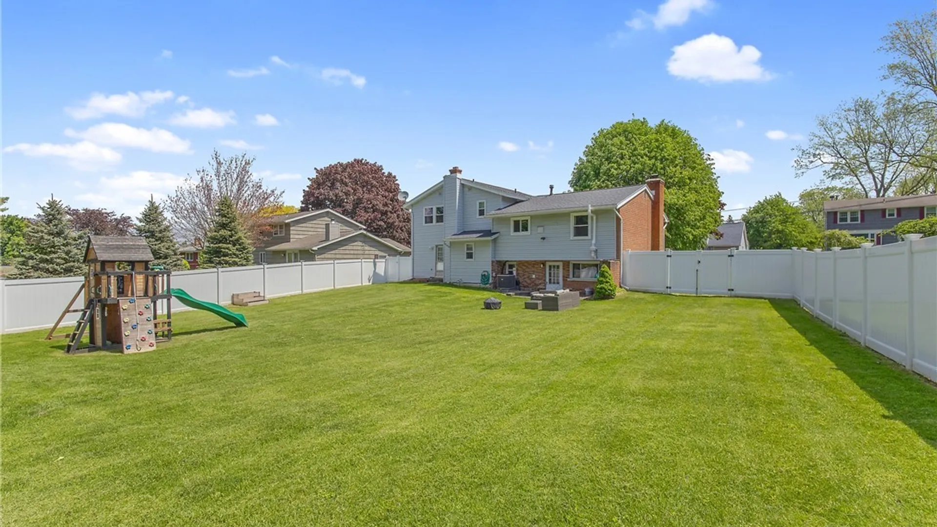 Property at 7 Devon Place, Camillus, NY 13031 34