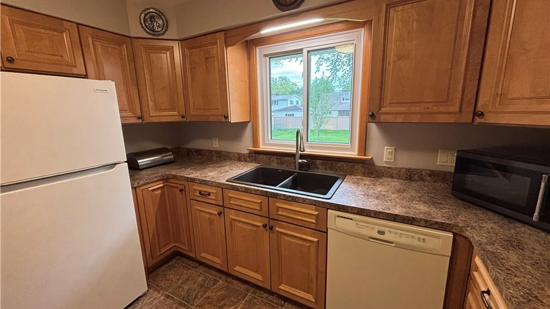 Property at 13 Eisenhower Drive, Lockport City, NY 14094 8