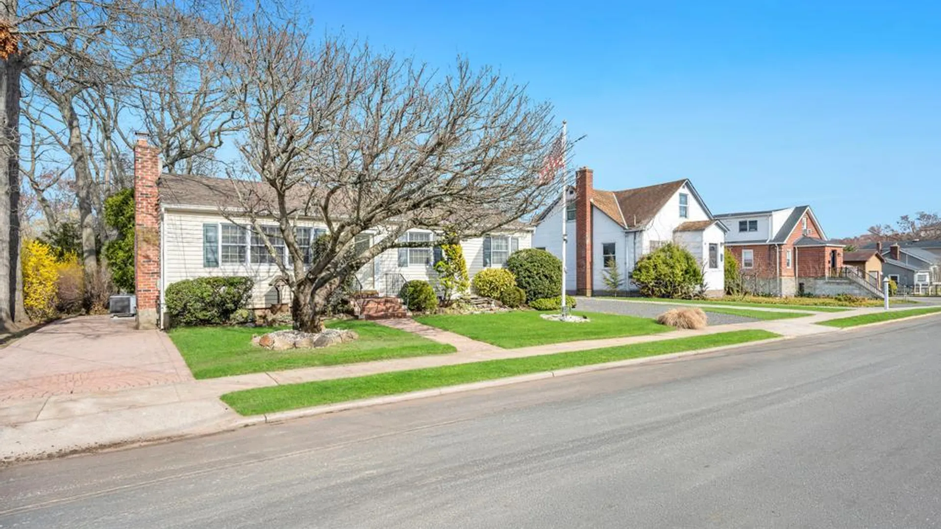 Property at 238 Centre Avenue, Lindenhurst, NY 11757 3