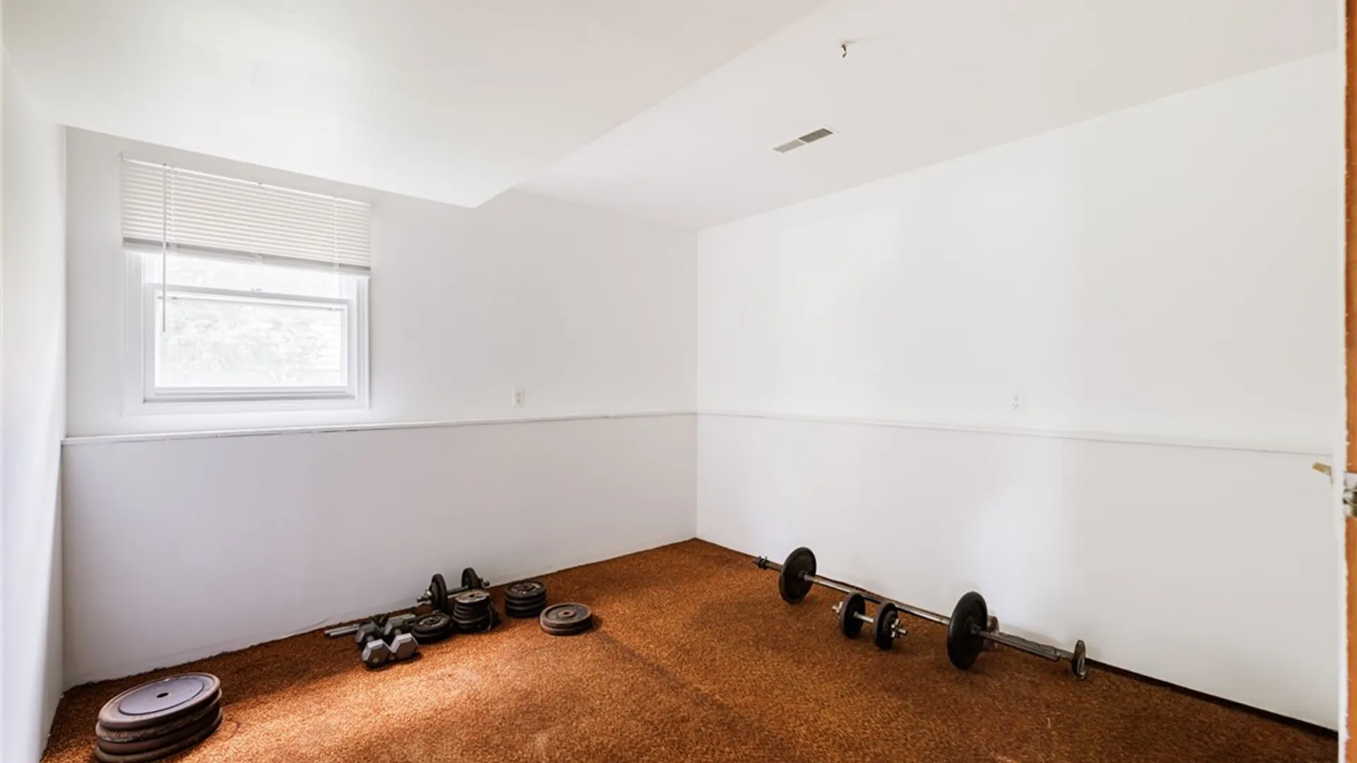 Property at 28 Jamee Lane, Gates, NY 14606 14