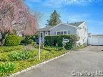 Property at 289 W 17th St, Deer Park, NY 11729