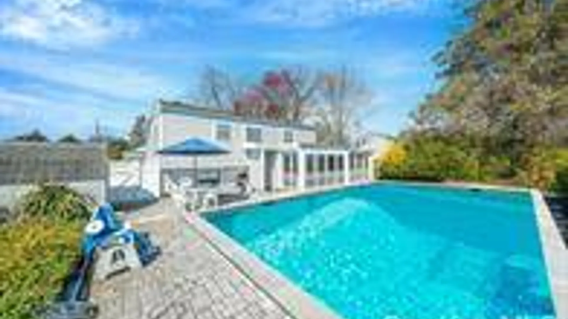 Property at 289 W 17th St, Deer Park, NY 11729 2