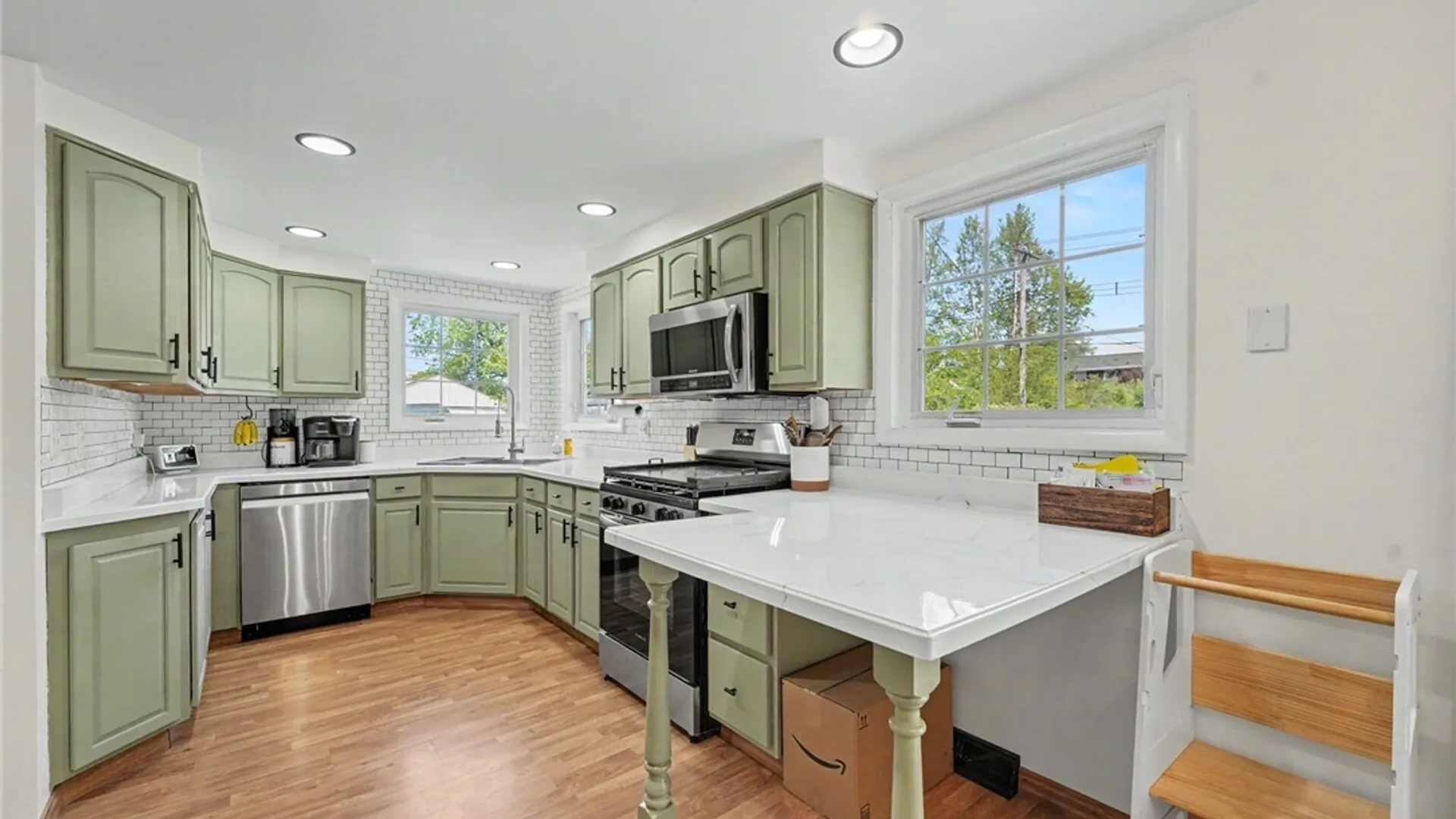 Property at 210 Woodcrest Drive, West Seneca, NY 14220 11