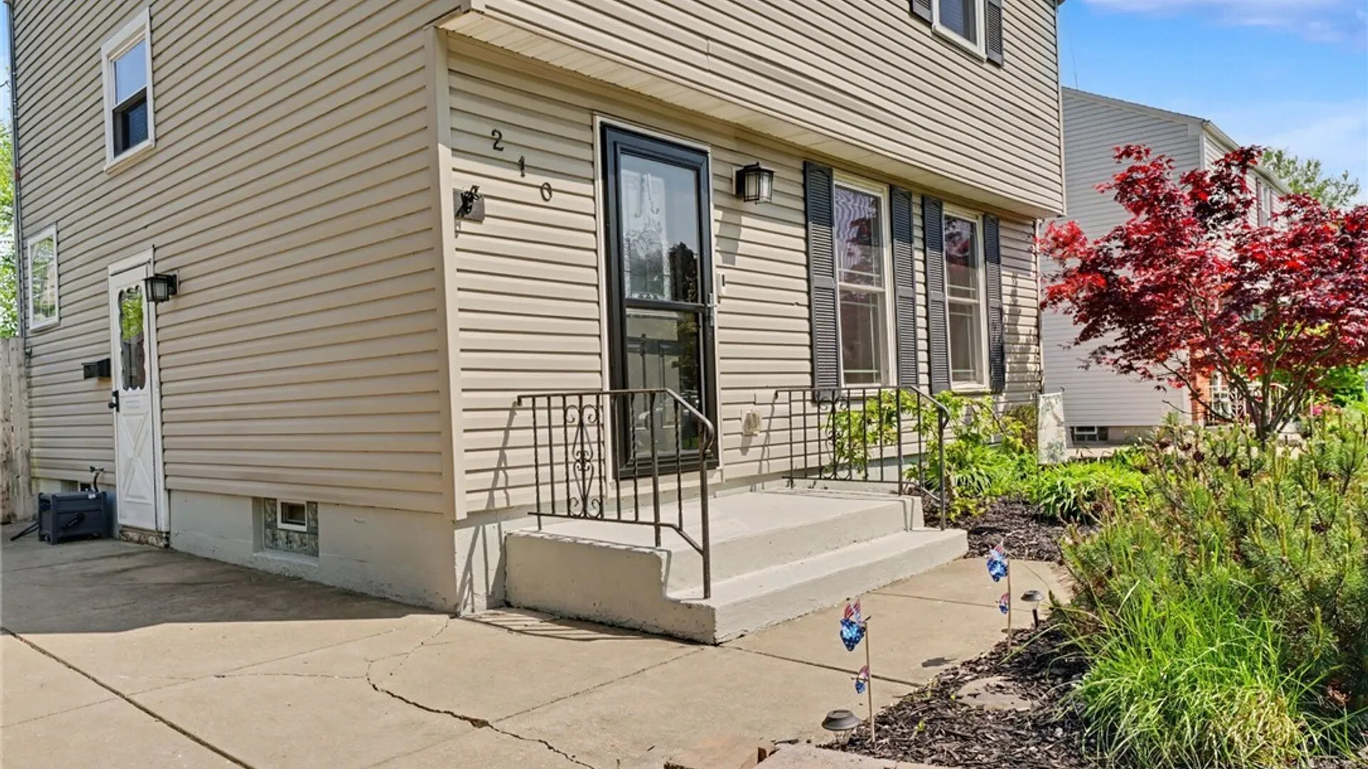 Property at 210 Woodcrest Drive, West Seneca, NY 14220 4