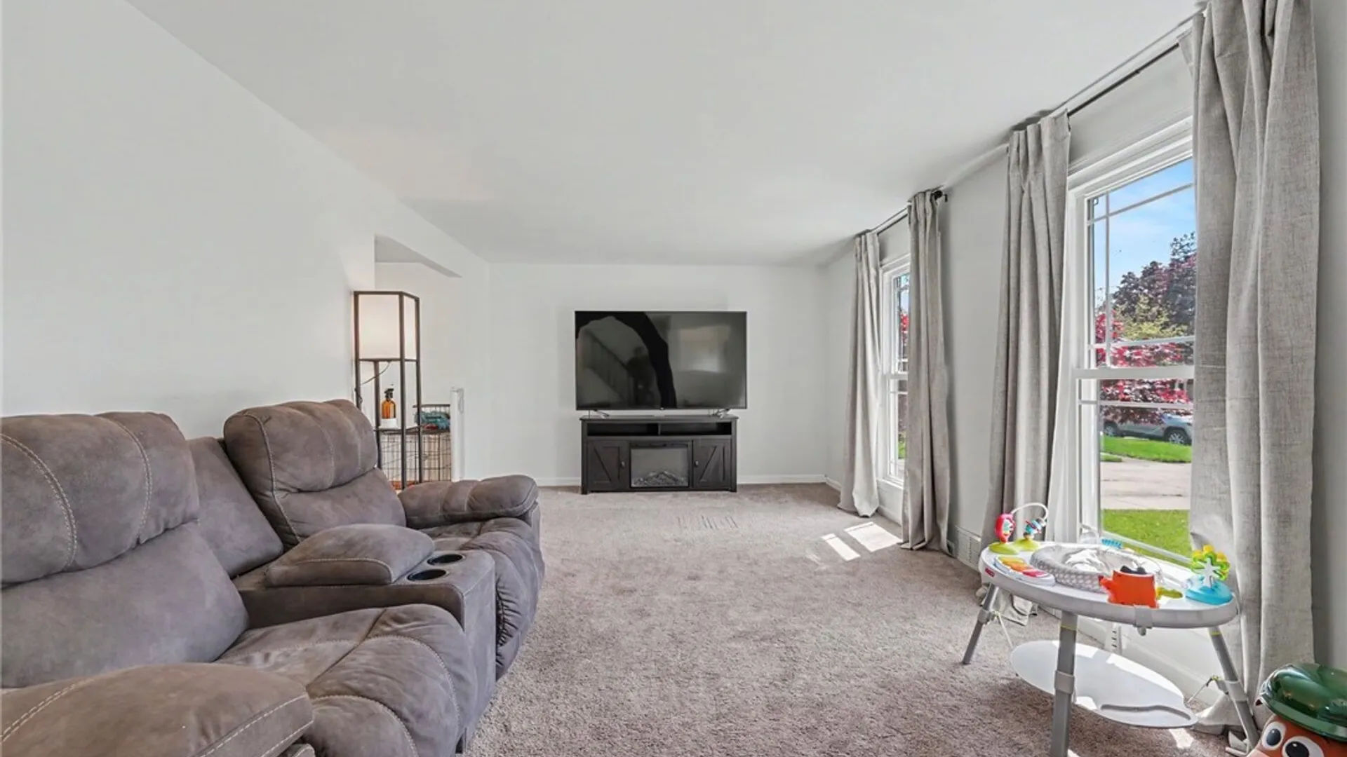 Property at 210 Woodcrest Drive, West Seneca, NY 14220 7
