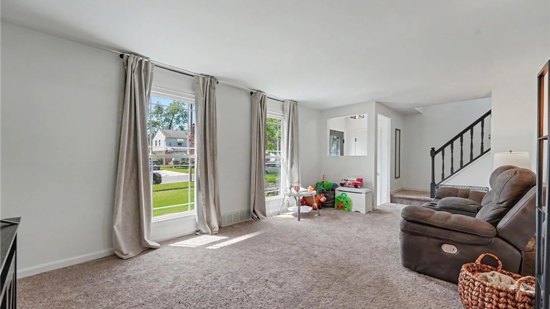 Property at 210 Woodcrest Drive, West Seneca, NY 14220 9