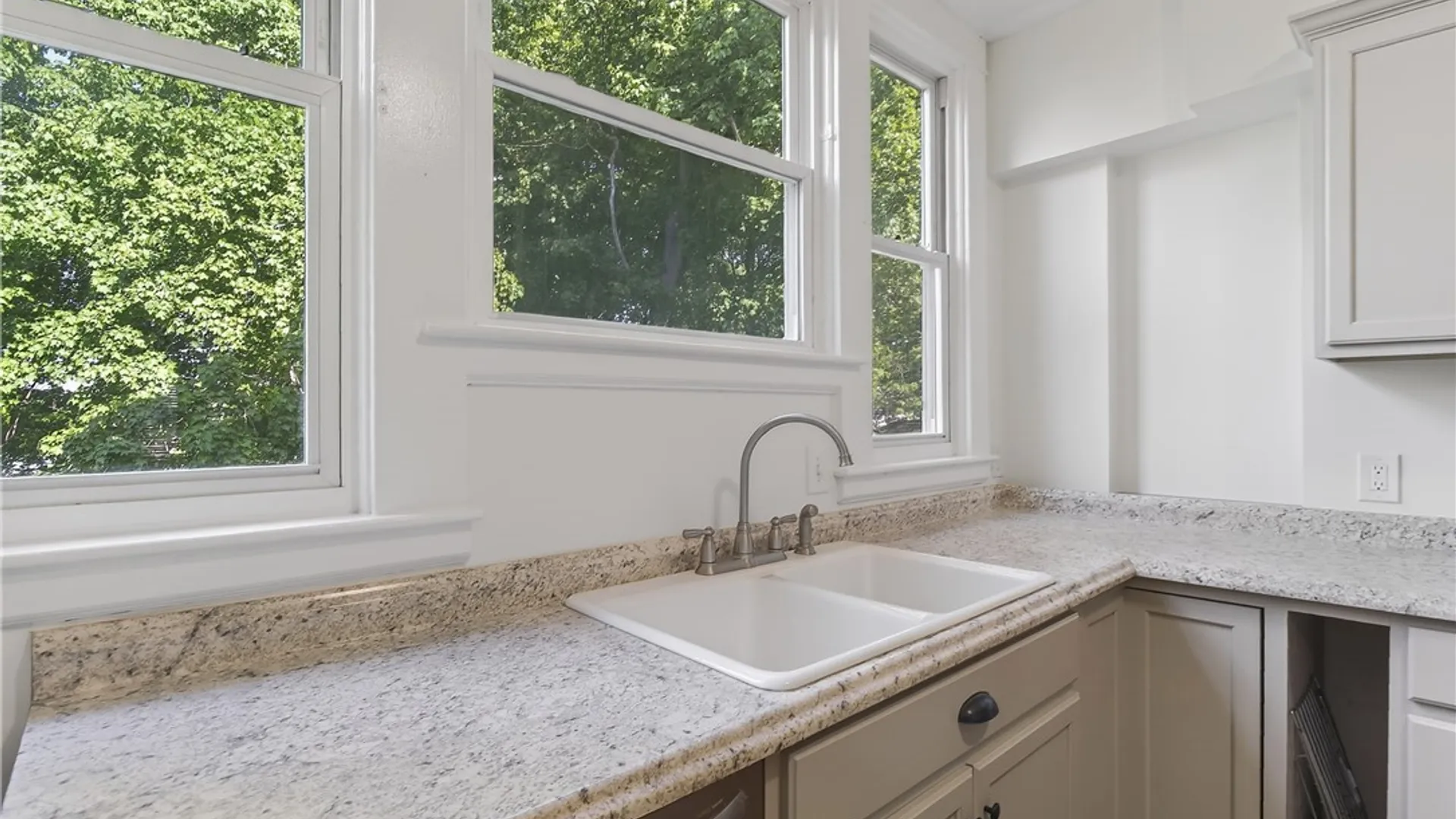 Property at 16 Huntington Place, New Hartford, NY 13413 9
