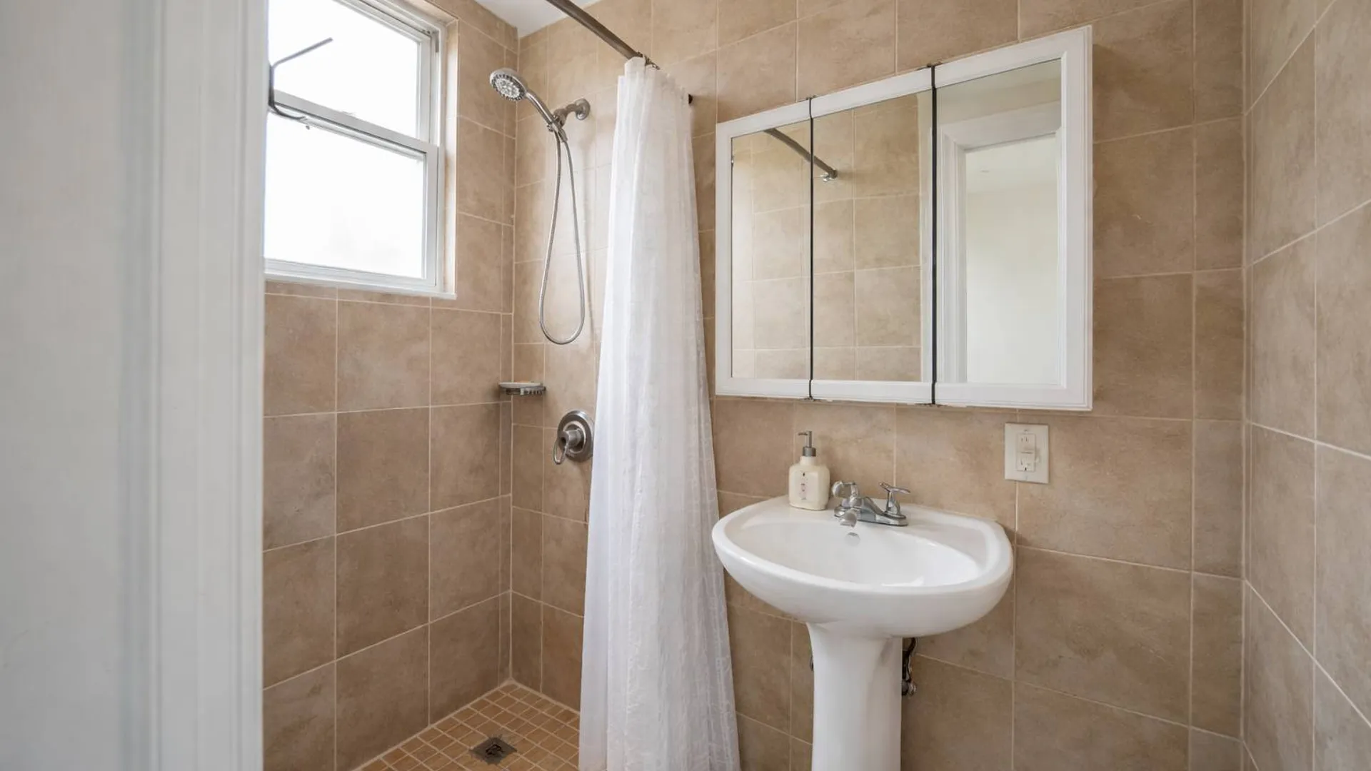 Property at 7037 72nd Place, Glendale, NY 11385 17
