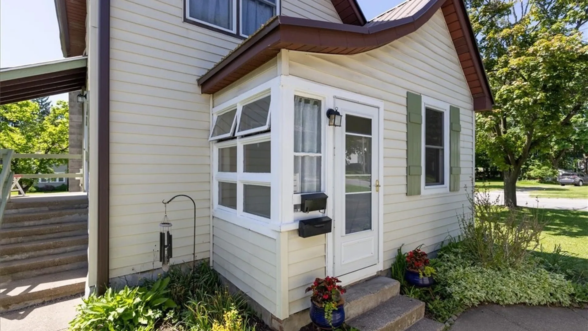 Property at 733 Oakwood Avenue, Aurora, NY 14052 3