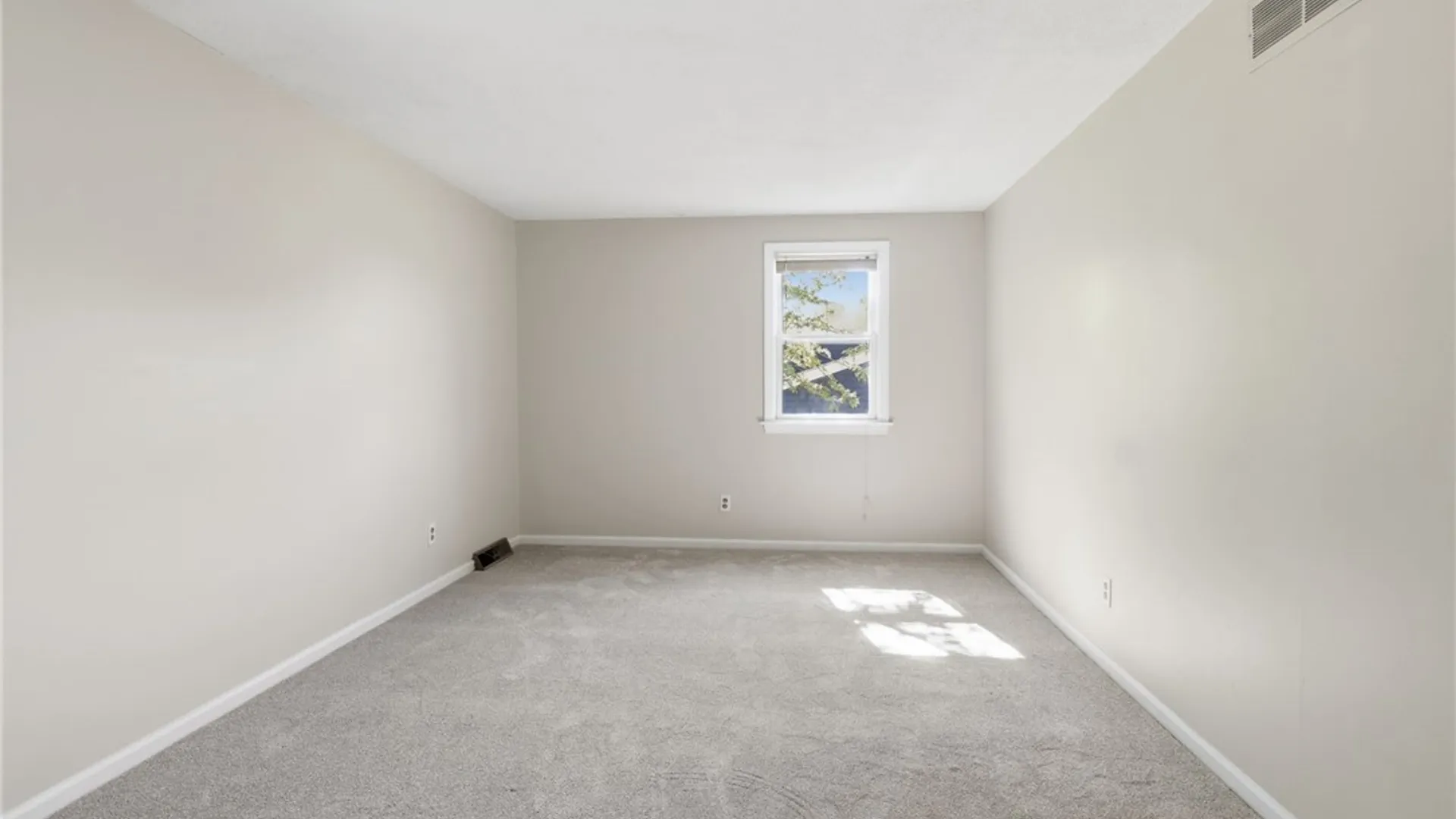 Property at 274 Fareway Lane, Grand Island, NY 14072 25
