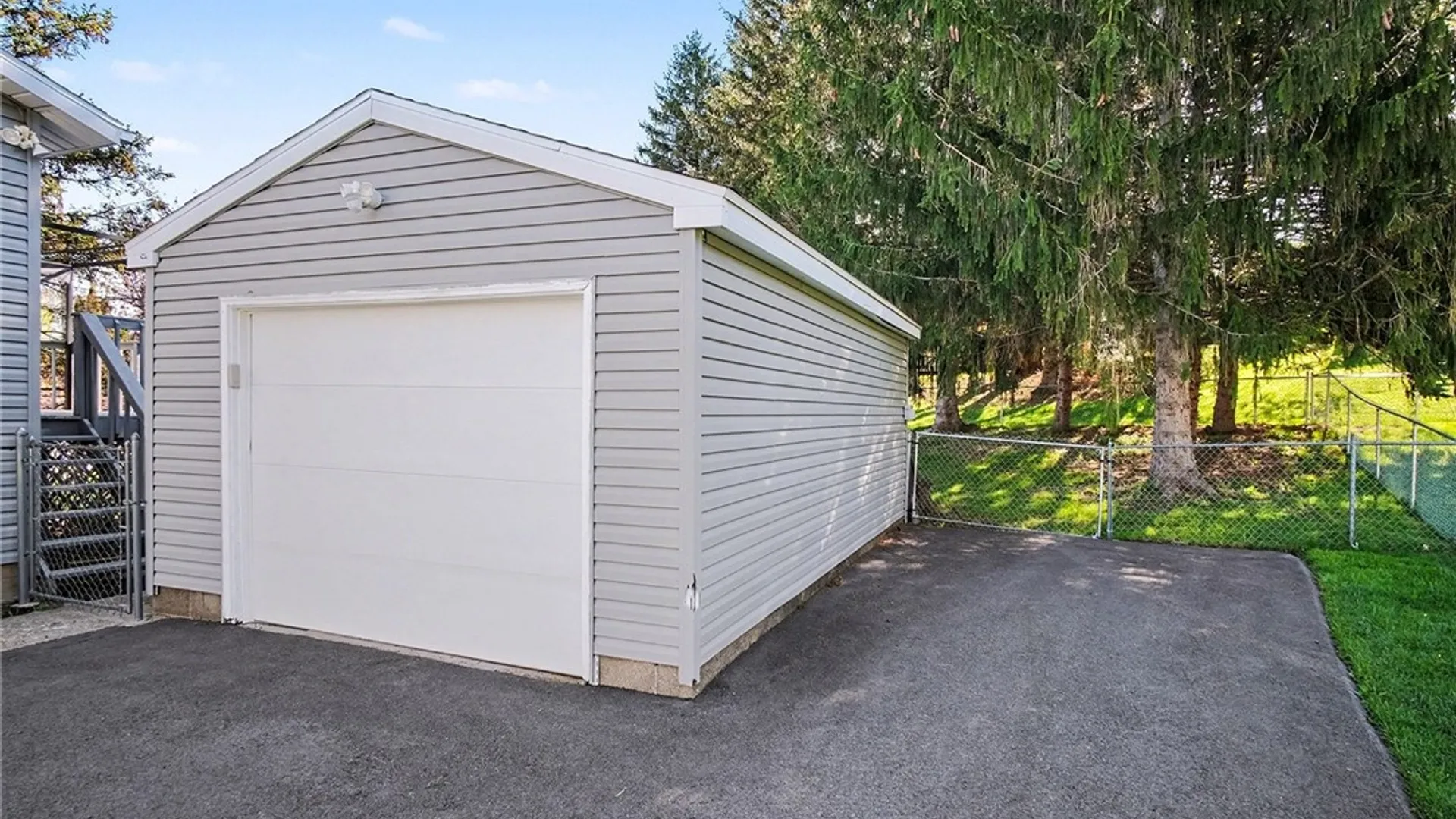 Property at 26 Blueberry Cres, Henrietta, NY 14623 30