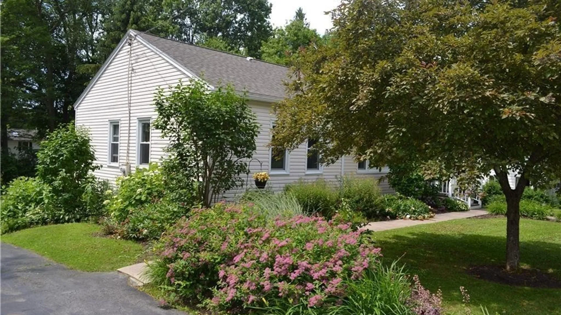 Property at 18 E Austin Street, Skaneateles, NY 13152 3