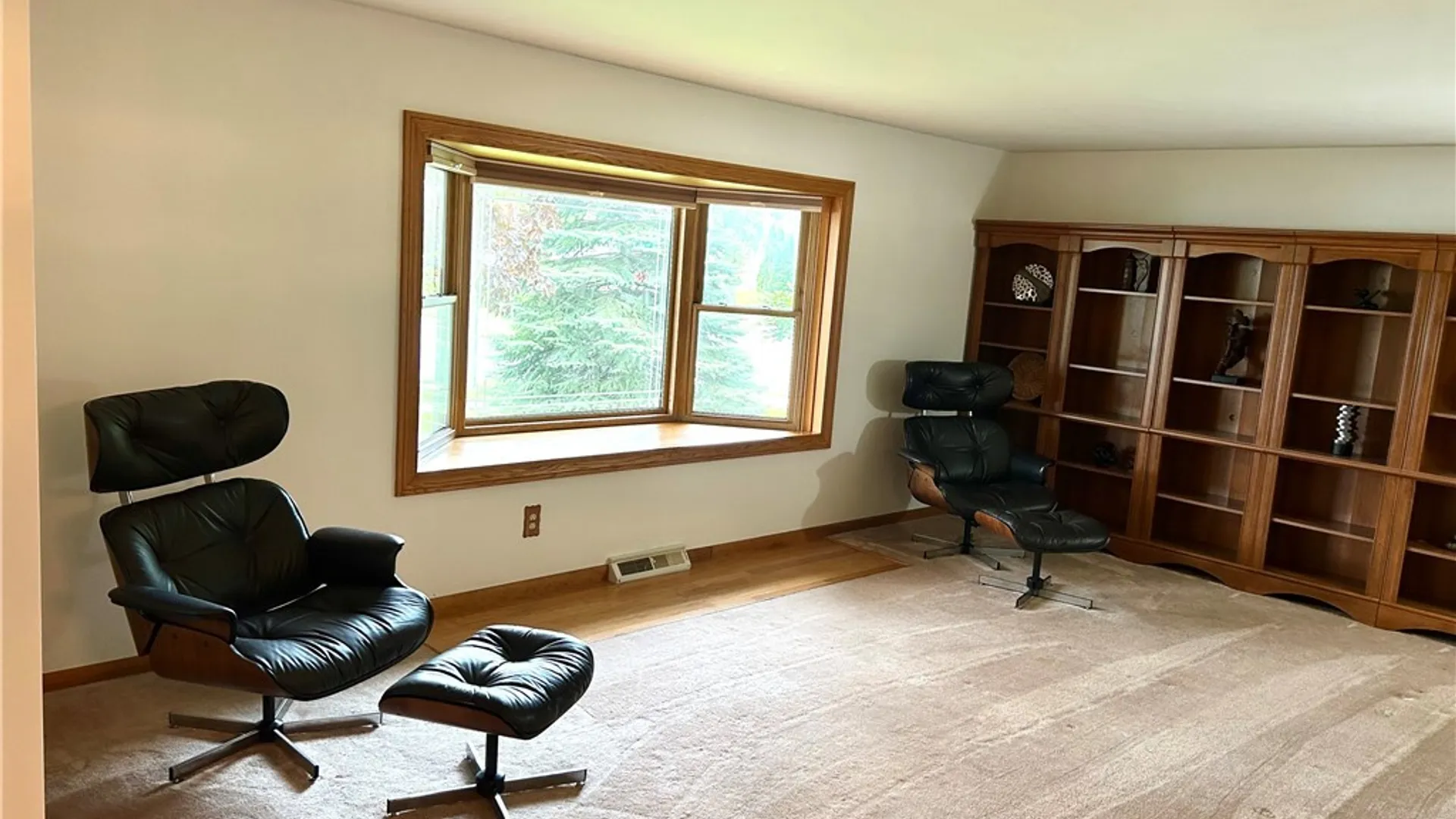 Property at 4 Oakwood Drive, Cheektowaga, NY 14227 2