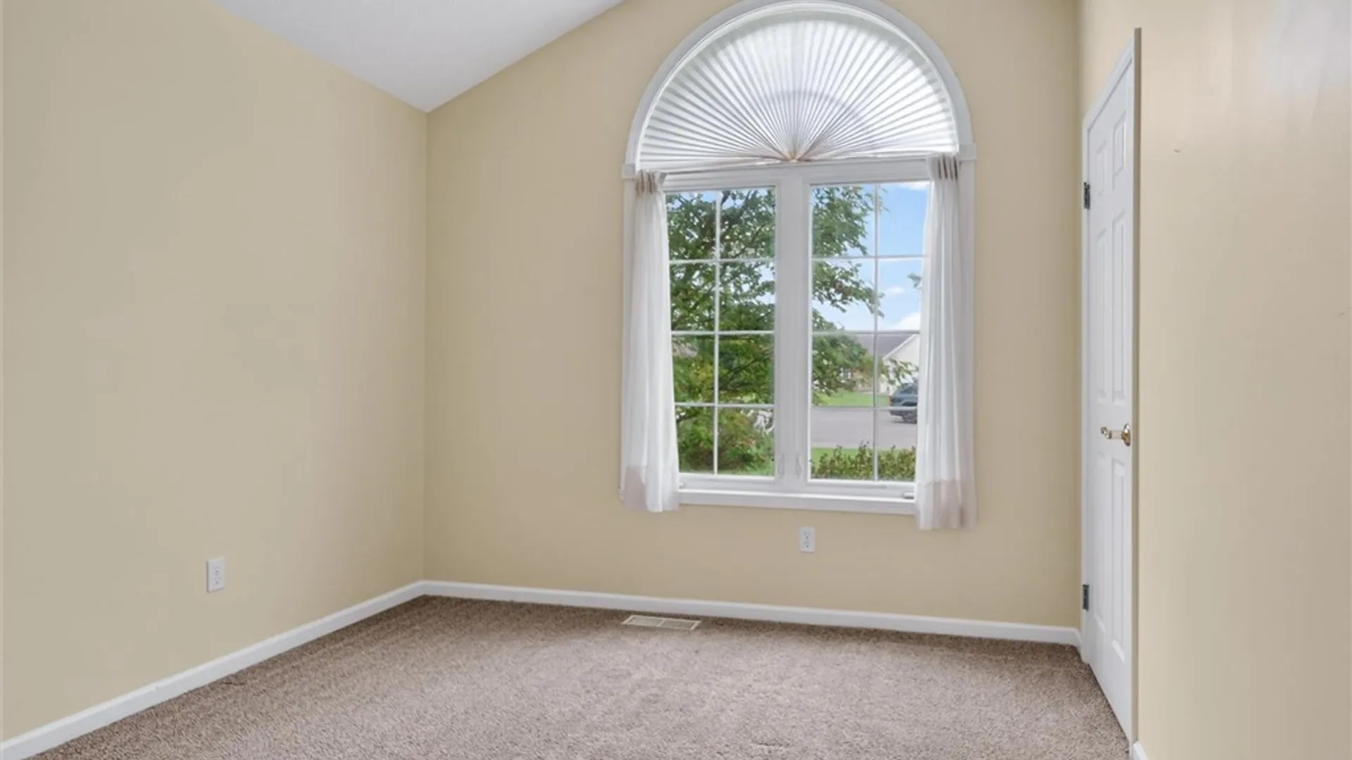 Property at 144 Leamington Circle, Greece, NY 14626 38
