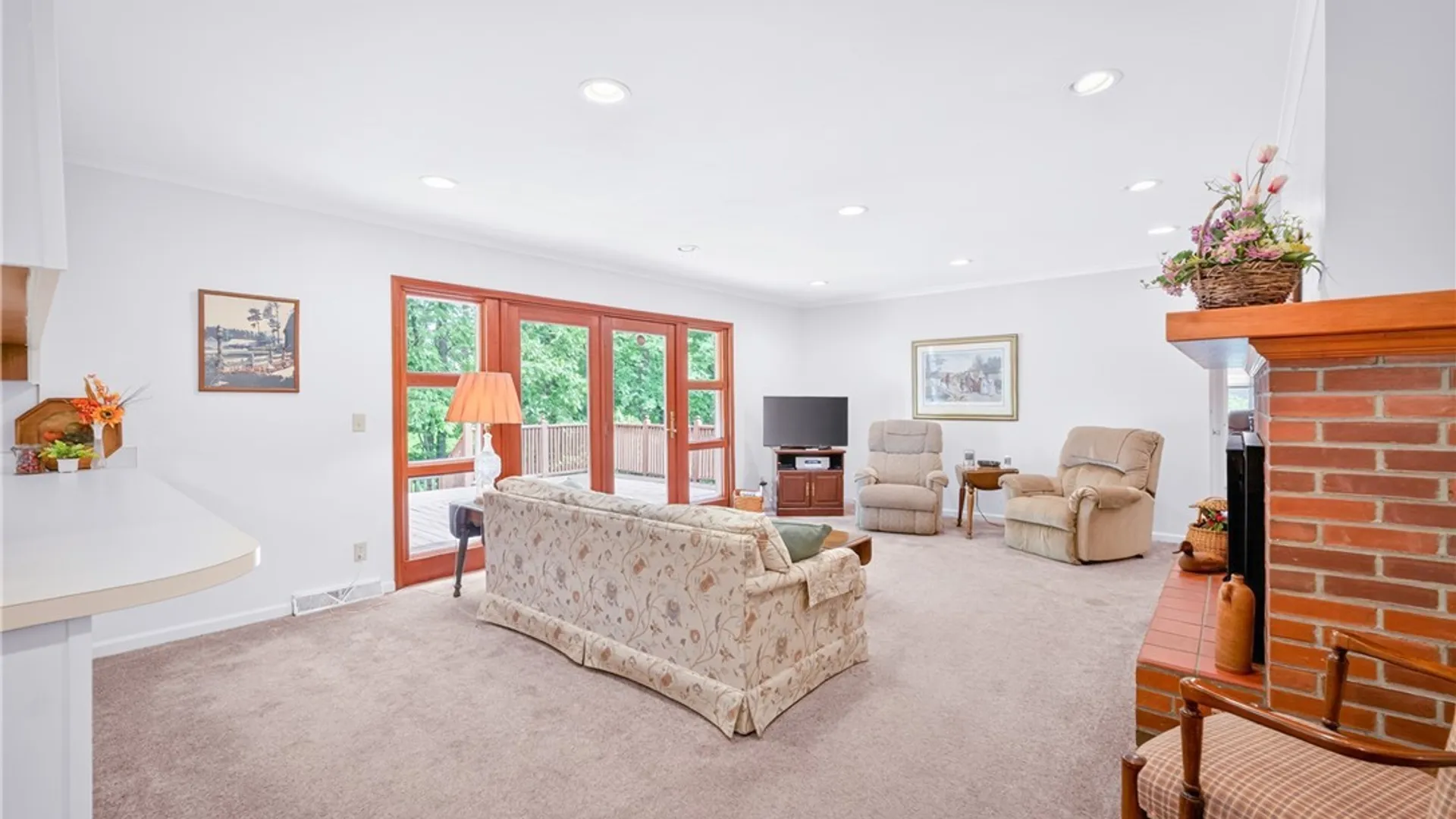 Property at 18 Woodberry Road, New Hartford, NY 13413 19