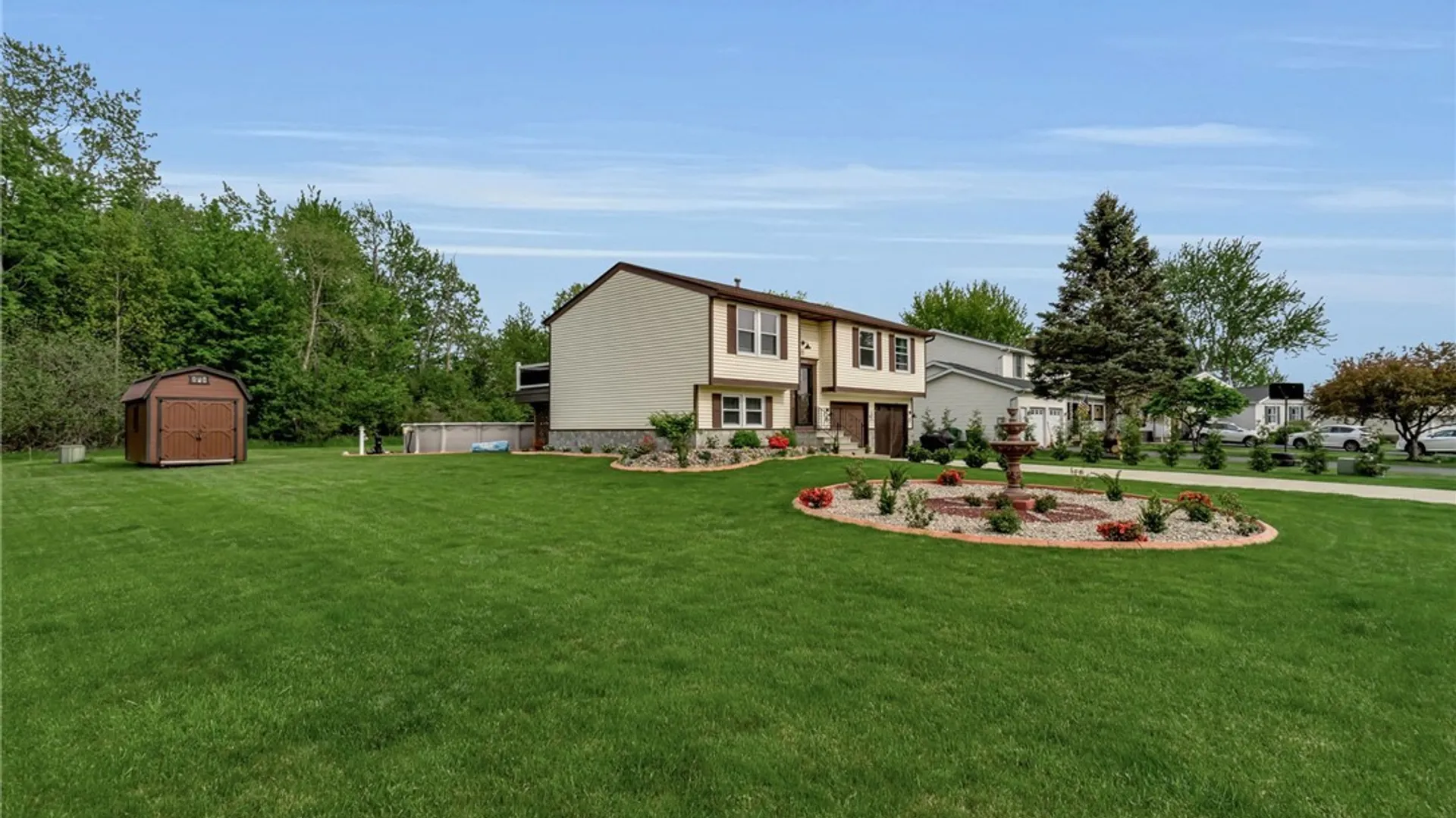 Property at 6658 Royal Parkway, Lockport Town, NY 14094 2