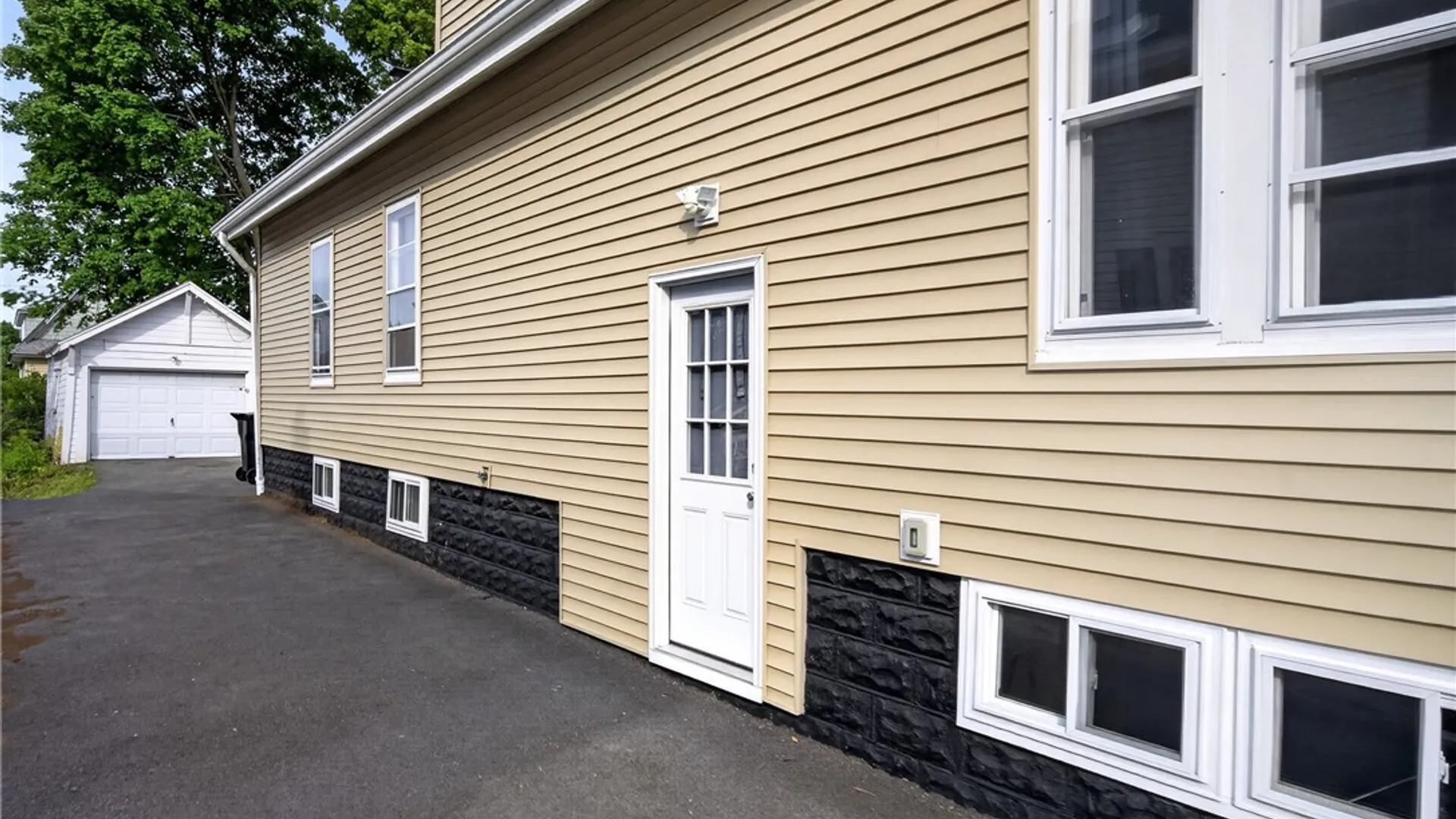 Property at 116 Malverne Dr, Syracuse, NY 13208 4
