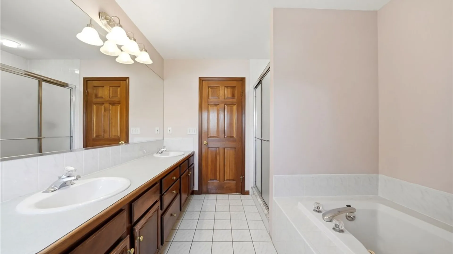 Property at 21 W Royal Hill Drive, Orchard Park, NY 14127 31