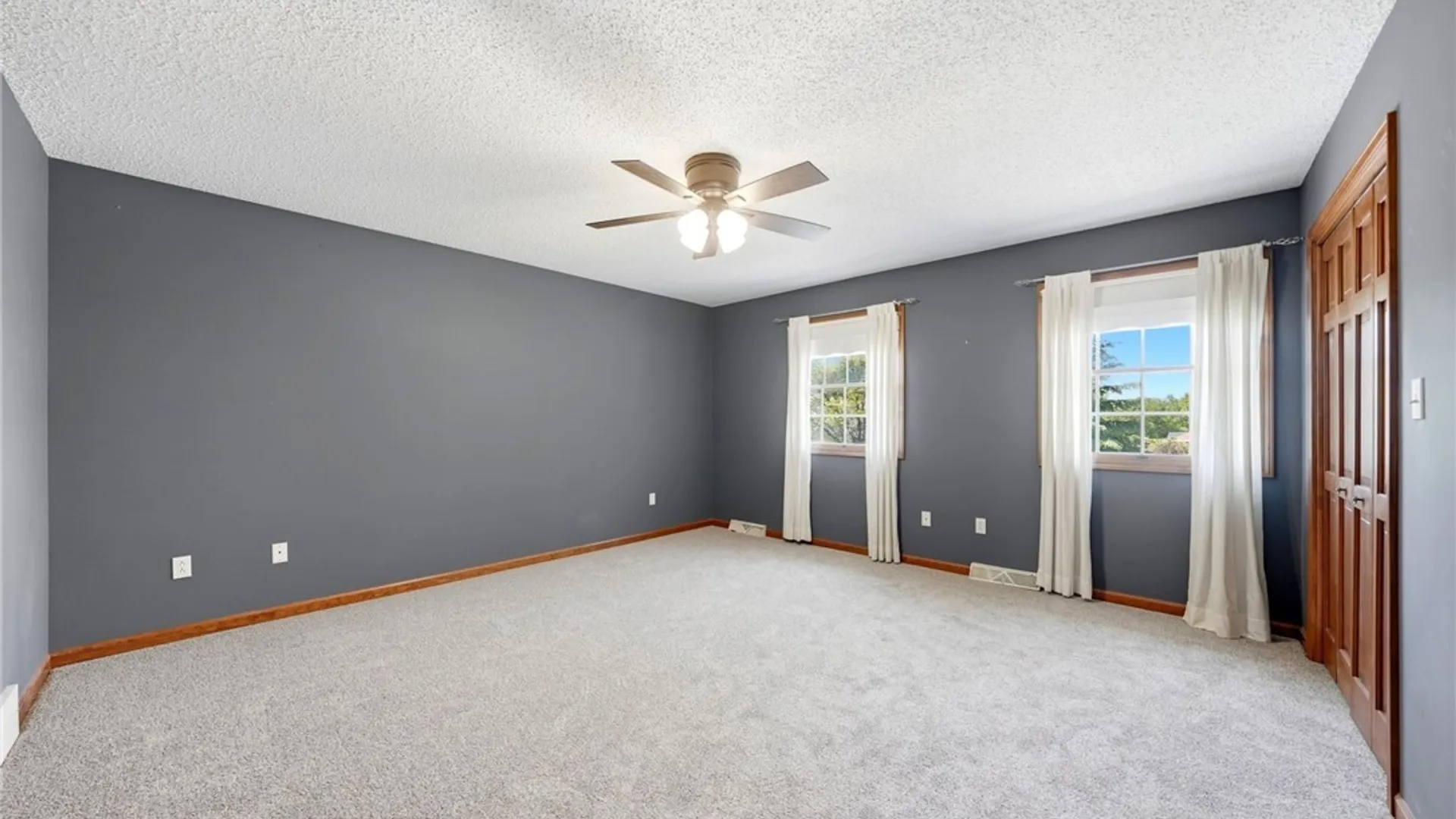 Property at 21 W Royal Hill Drive, Orchard Park, NY 14127 32