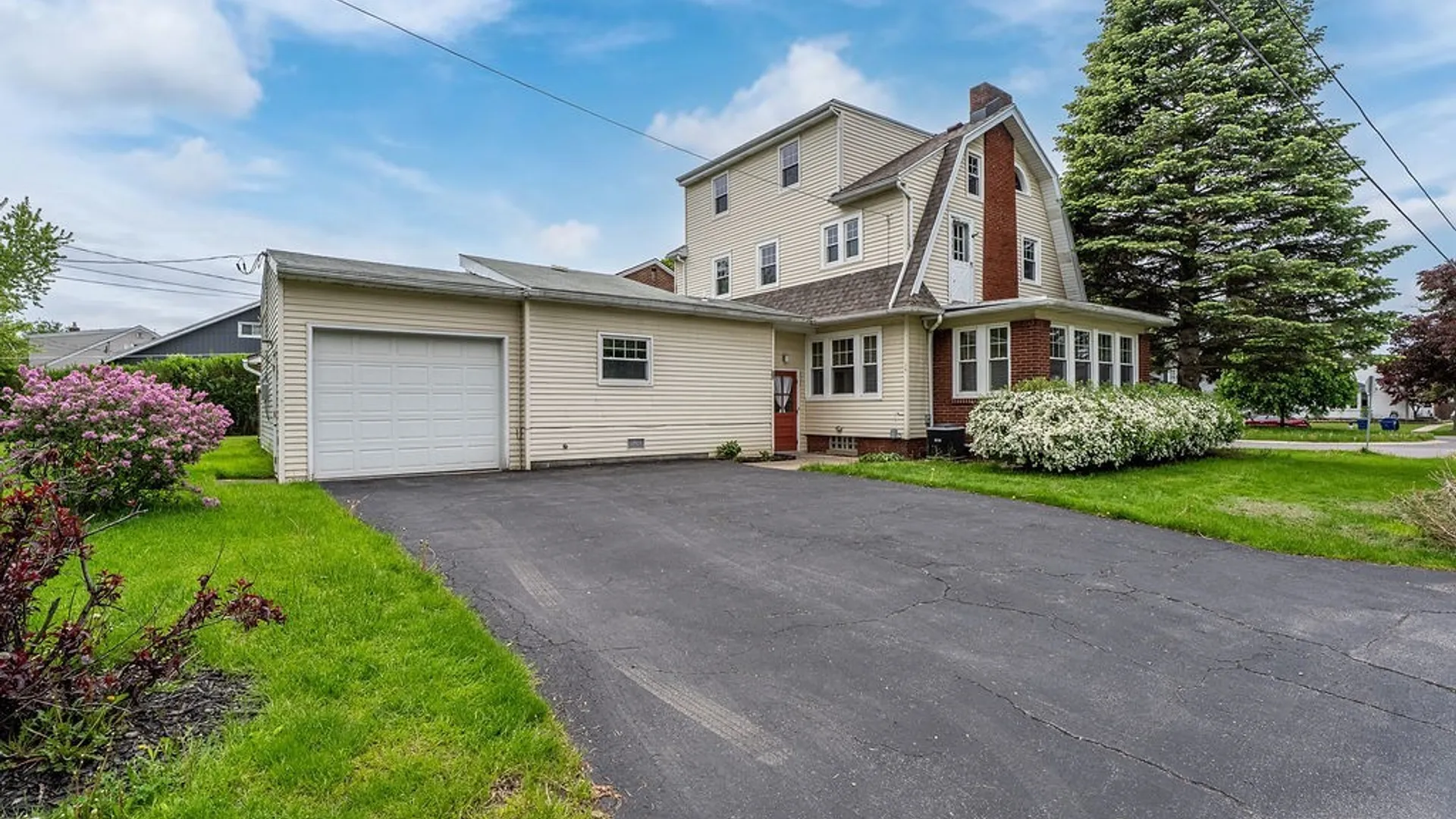 Property at 464 Roycroft Boulevard, Amherst, NY 14225 2