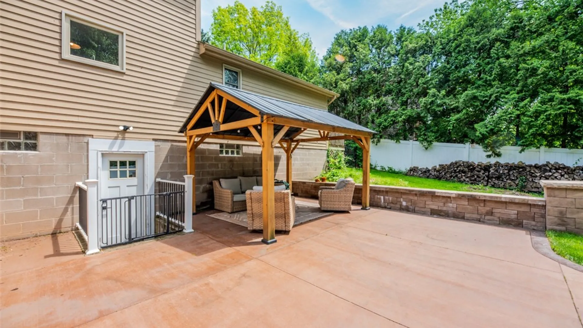 Property at 121 Berchman Circle, Greece, NY 14626 47