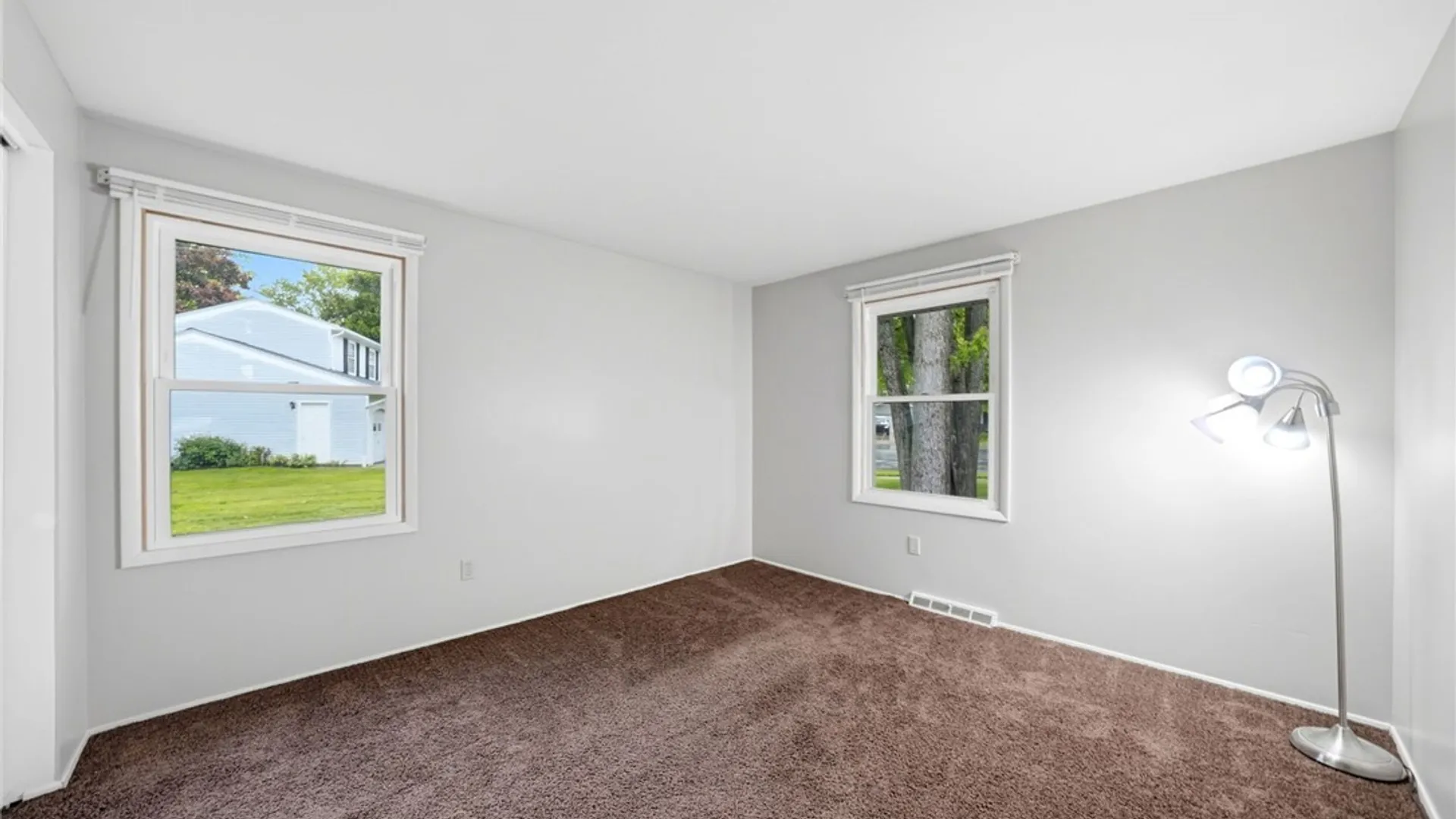 Property at 4 Woodward Court, West Seneca, NY 14224 25