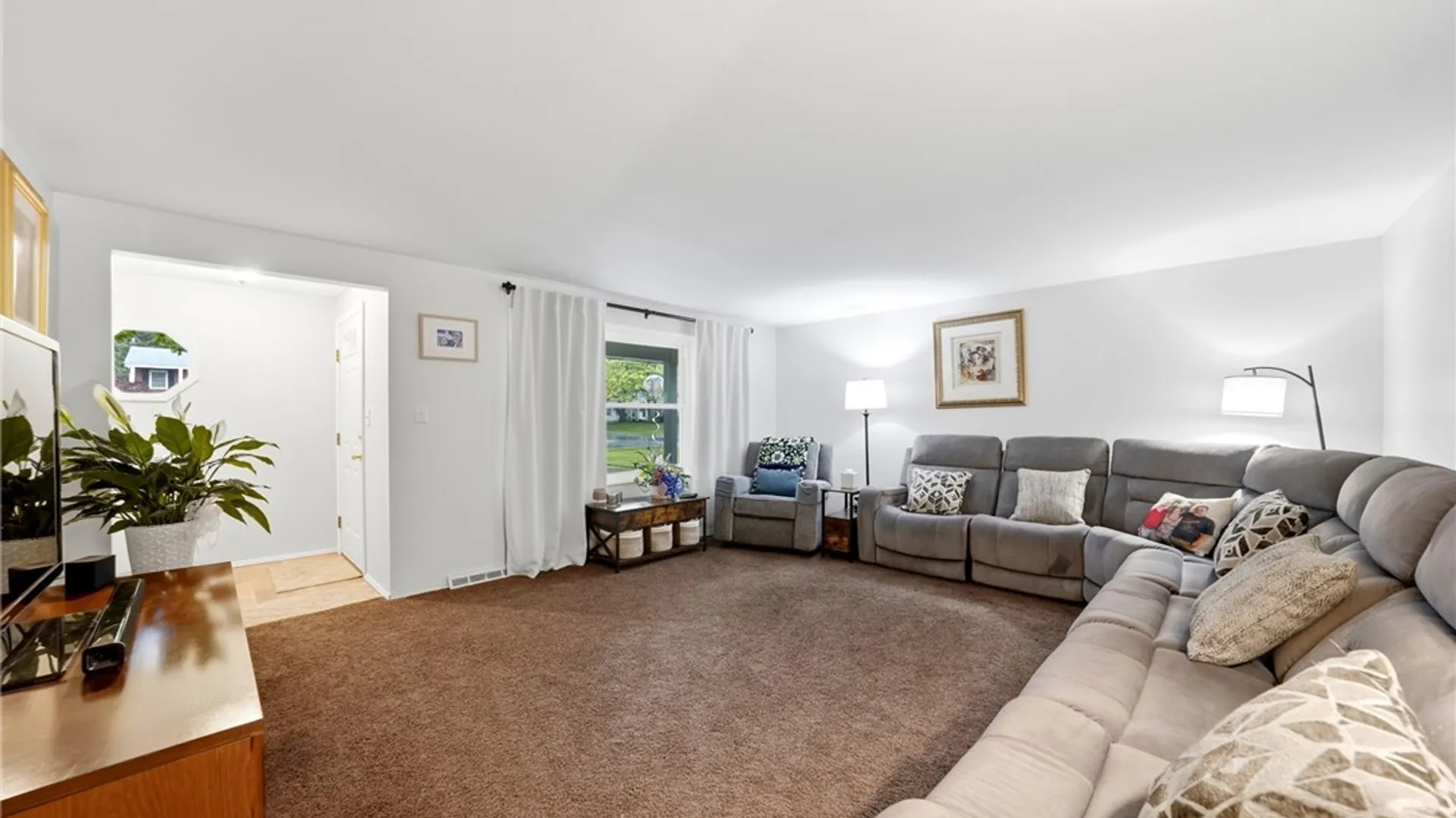 Property at 4 Woodward Court, West Seneca, NY 14224 7