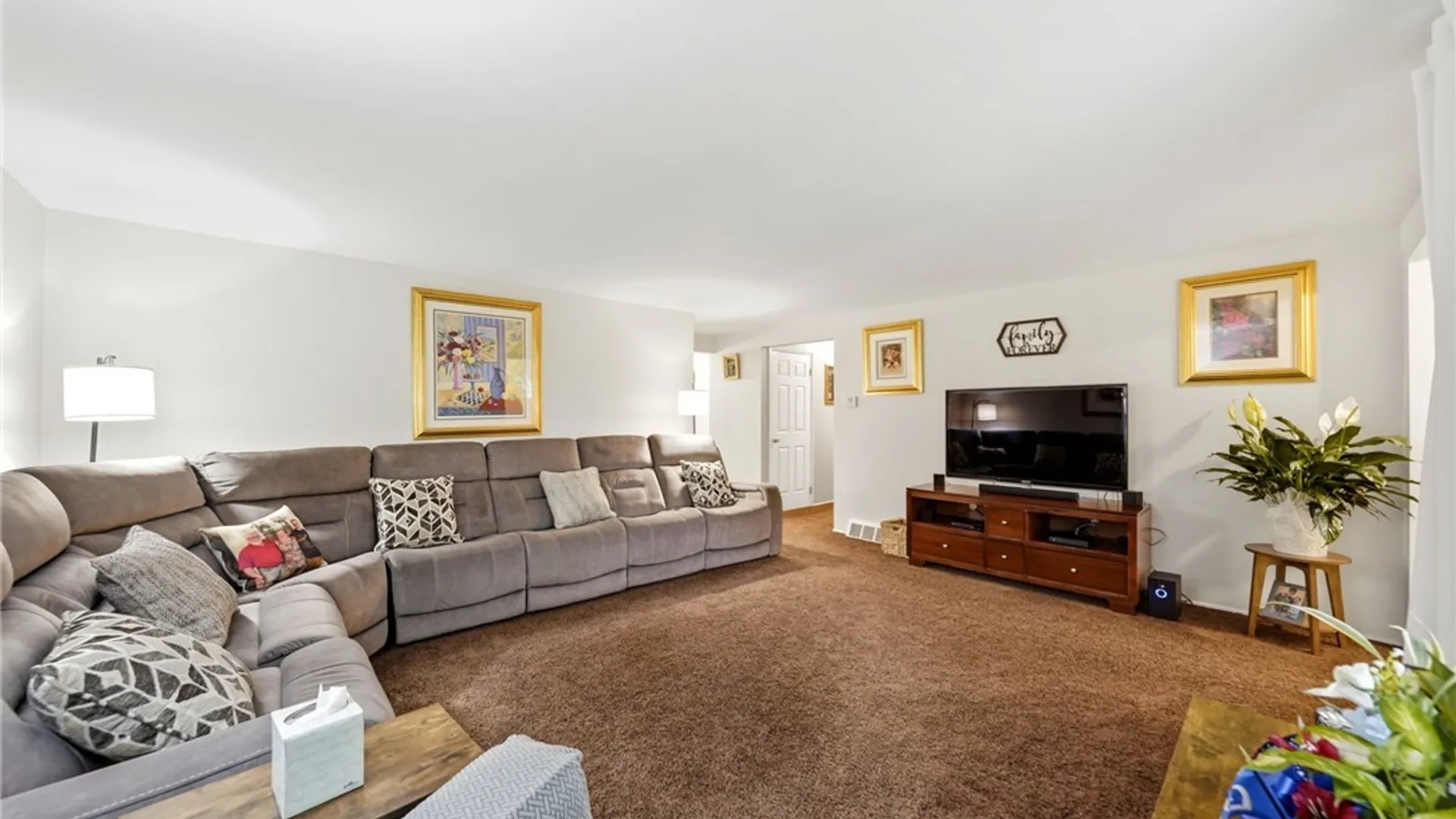 Property at 4 Woodward Court, West Seneca, NY 14224 9