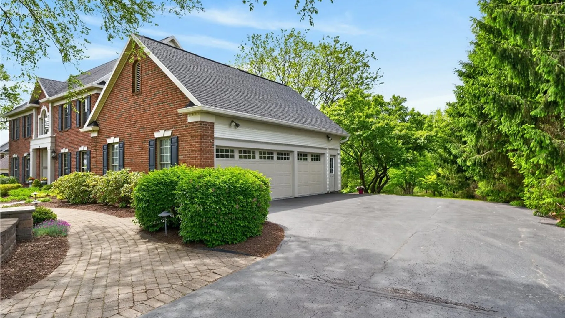 Property at 9 Neuchatel Lane, Perinton, NY 14450 3