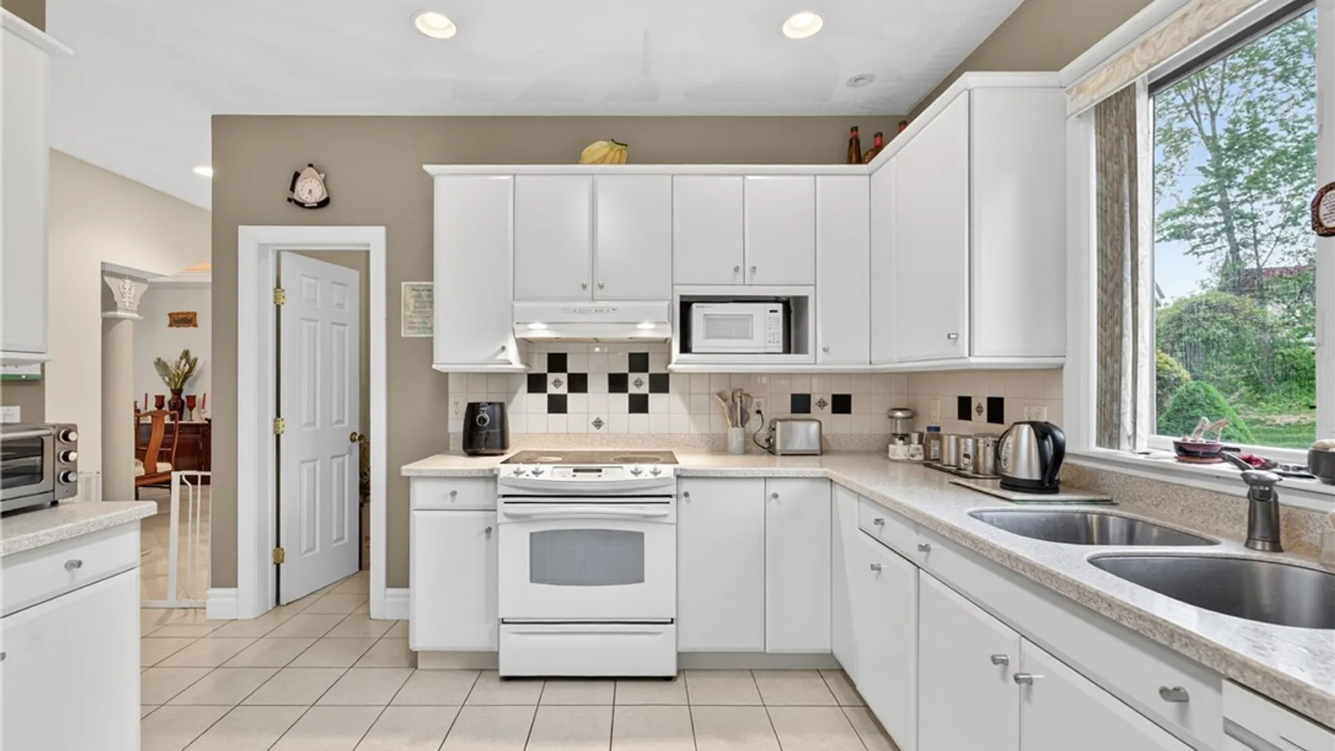 Property at 122 Jubilee Lane, New Hartford, NY 13413 26