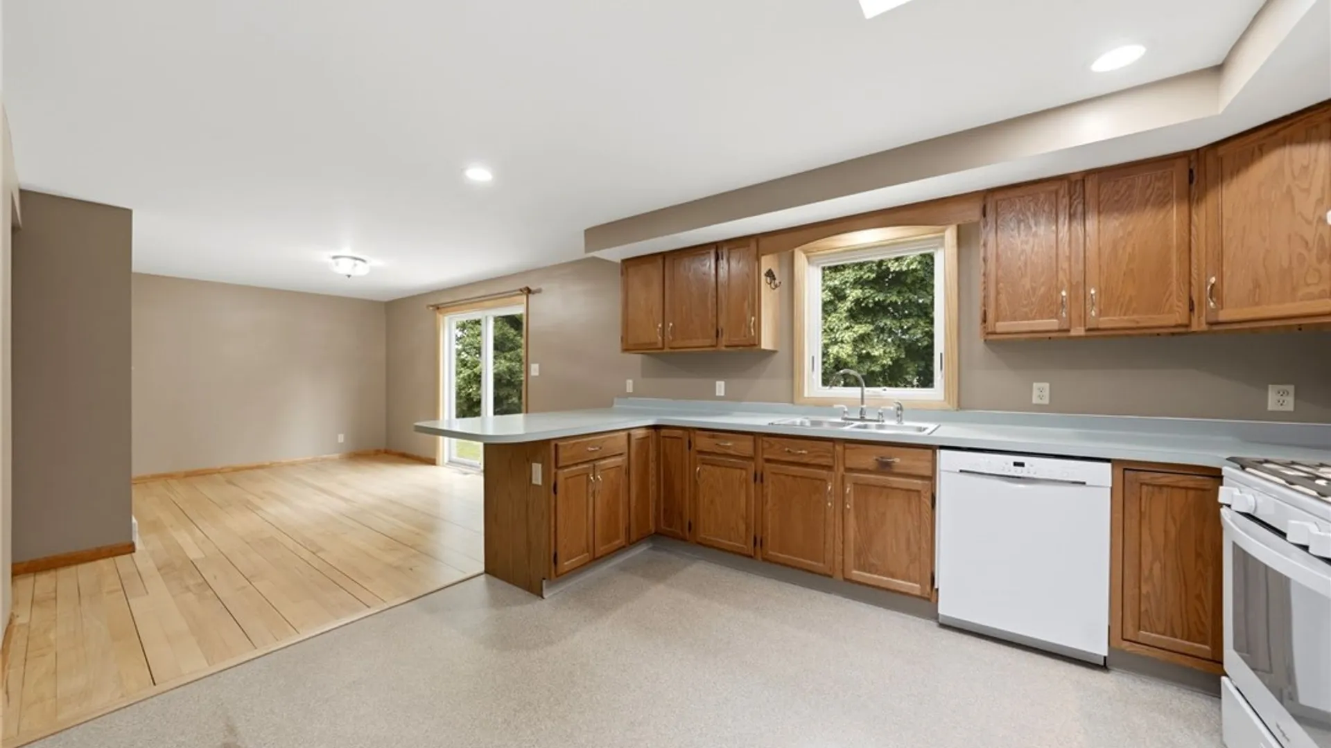 Property at 3330 E Pleasant Drive, Hamburg, NY 14075 5