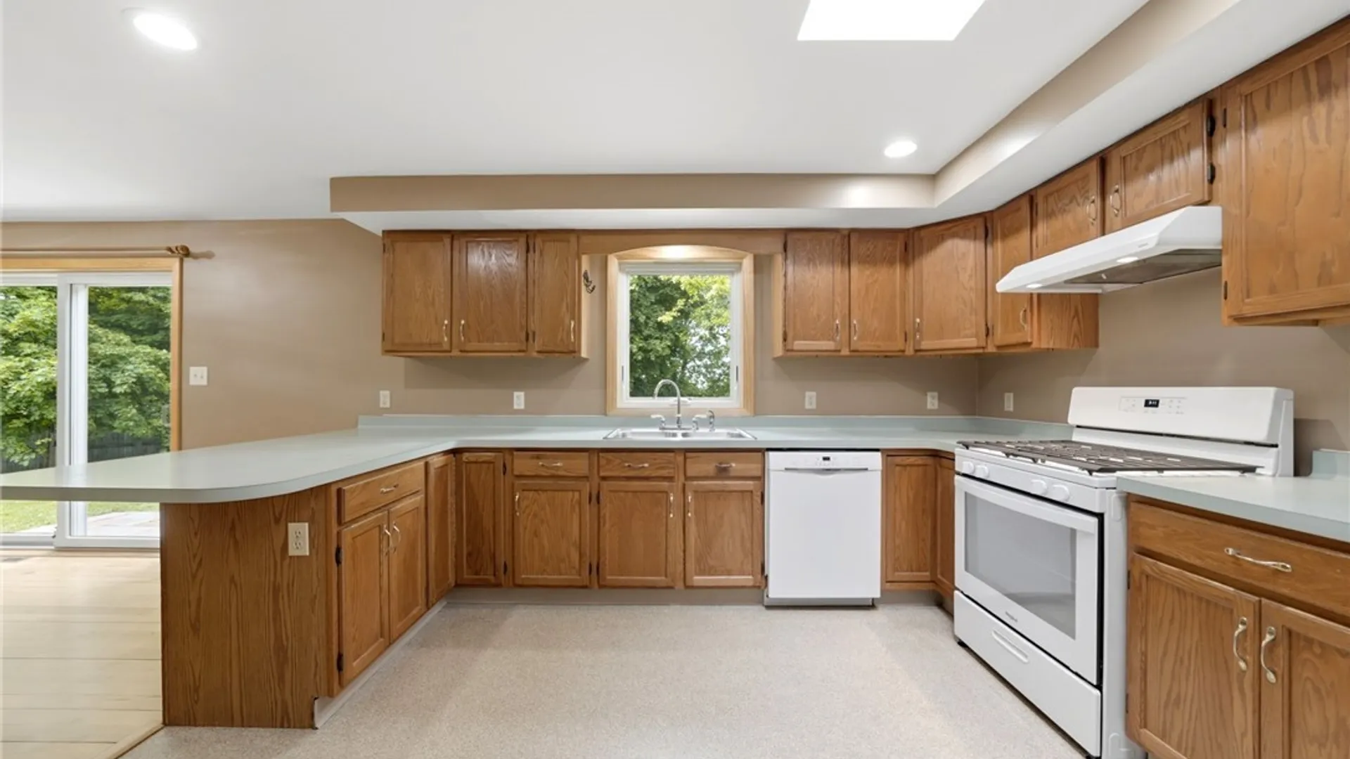 Property at 3330 E Pleasant Drive, Hamburg, NY 14075 6