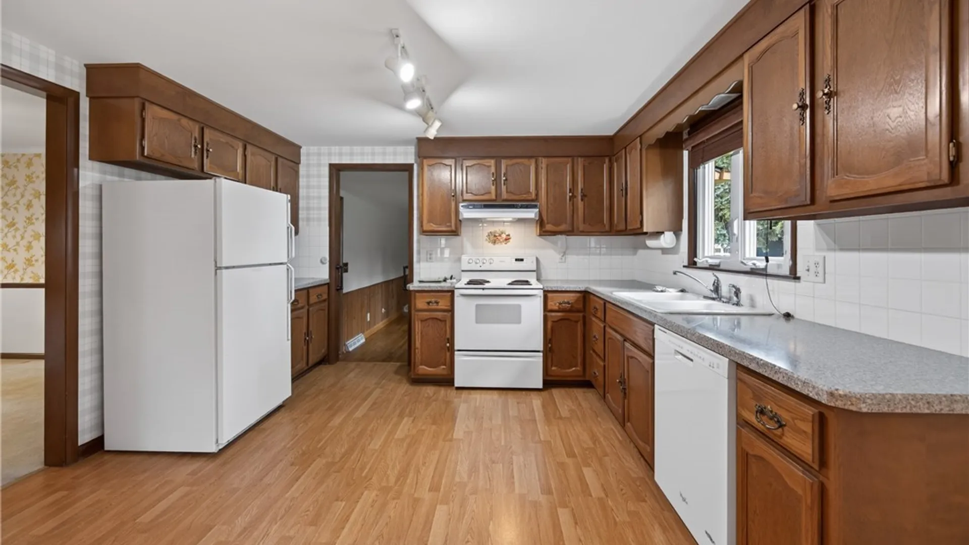 Property at 208 Sheatree Lane, Clay, NY 13212 7