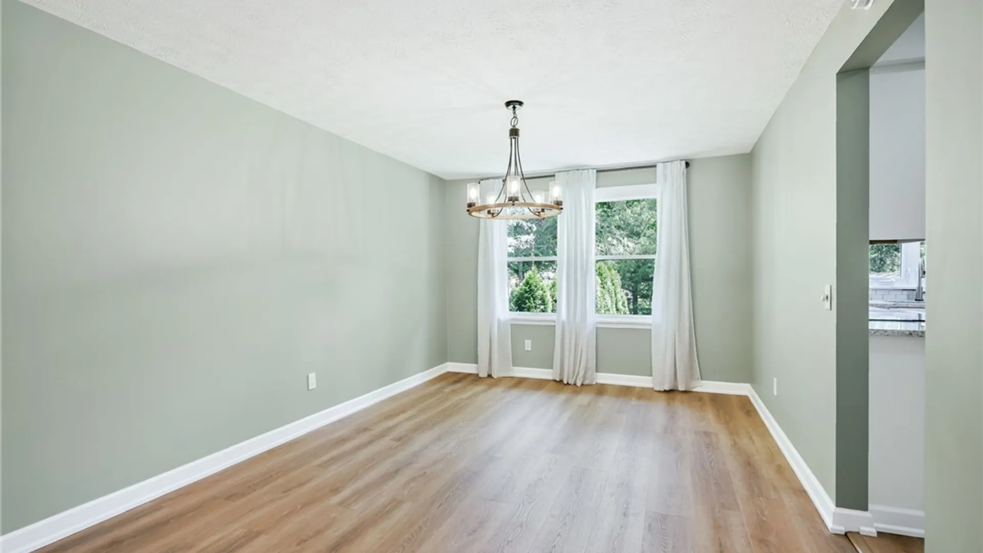 Property at 8 Putnam Cir, Perinton, NY 14450 10