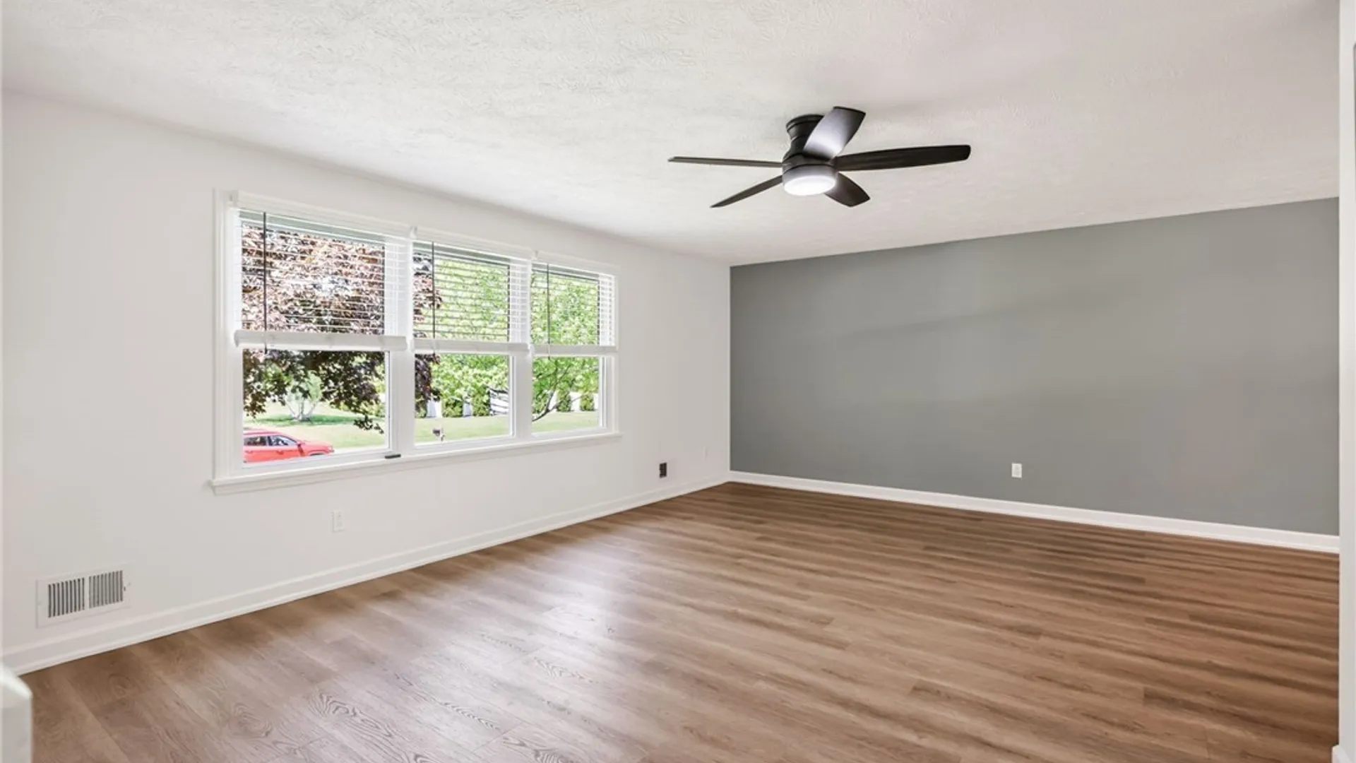 Property at 8 Putnam Cir, Perinton, NY 14450 13