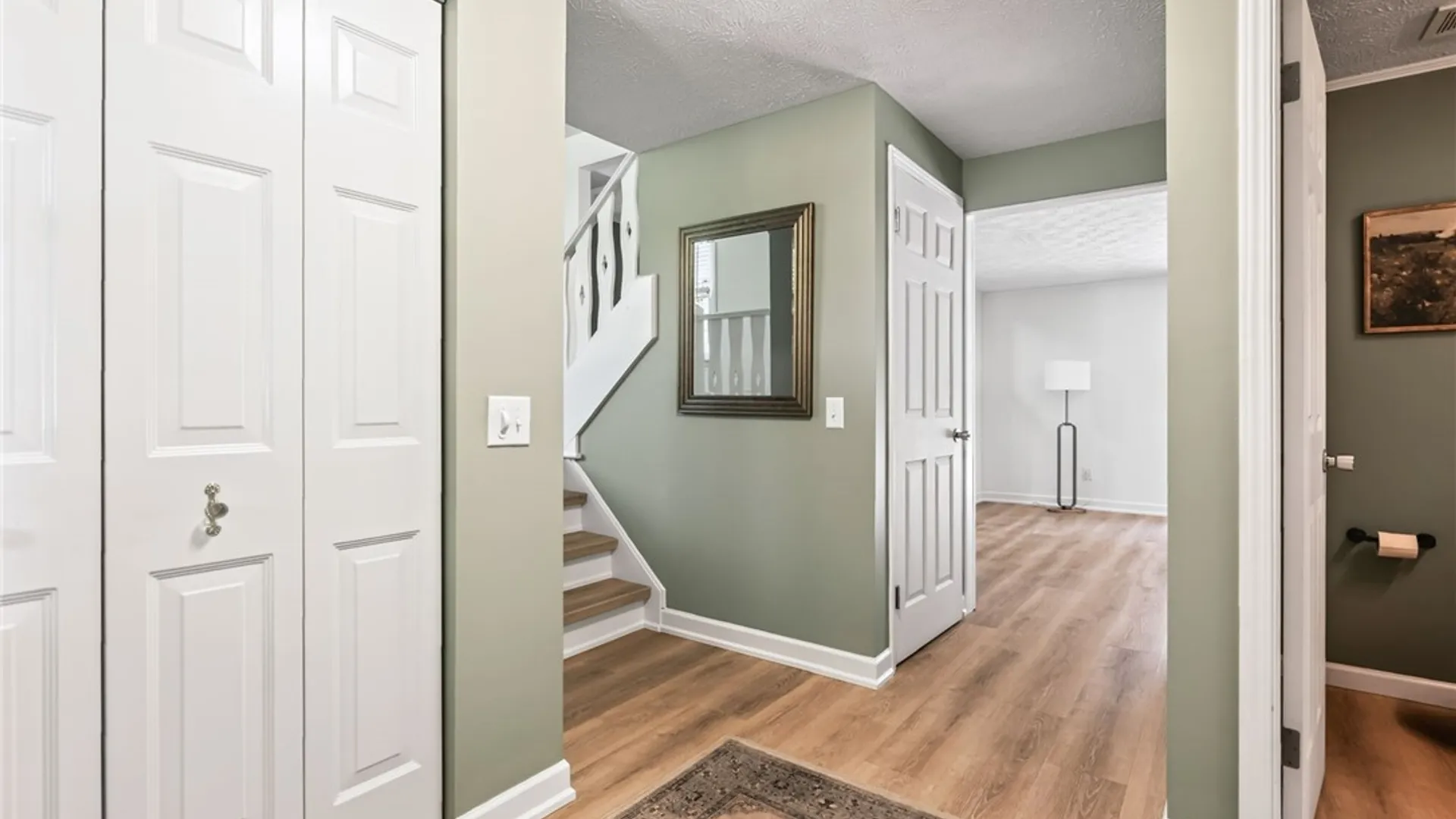 Property at 8 Putnam Cir, Perinton, NY 14450 17