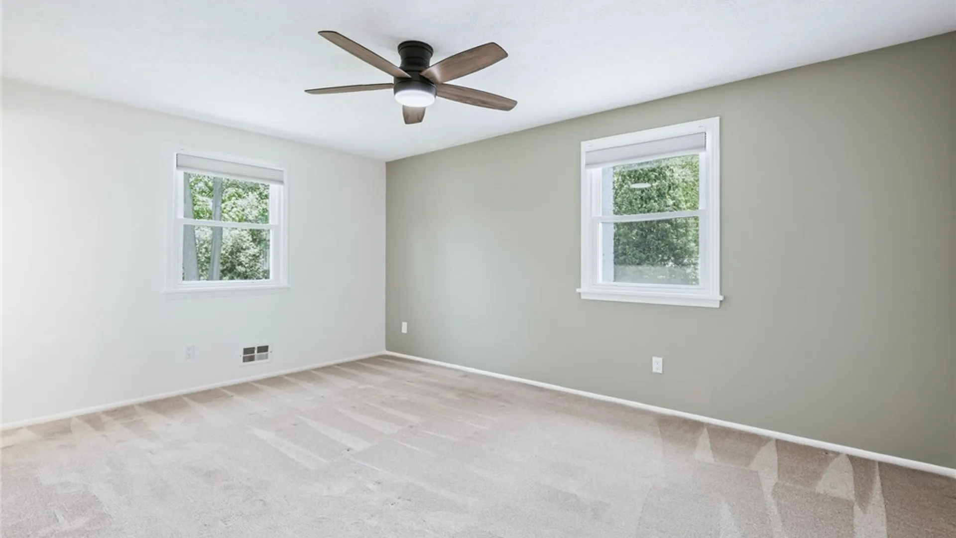 Property at 8 Putnam Cir, Perinton, NY 14450 22