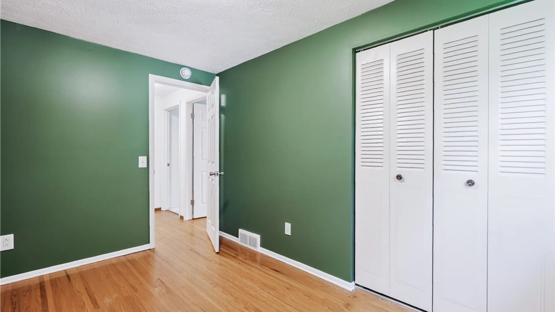 Property at 8 Putnam Cir, Perinton, NY 14450 30