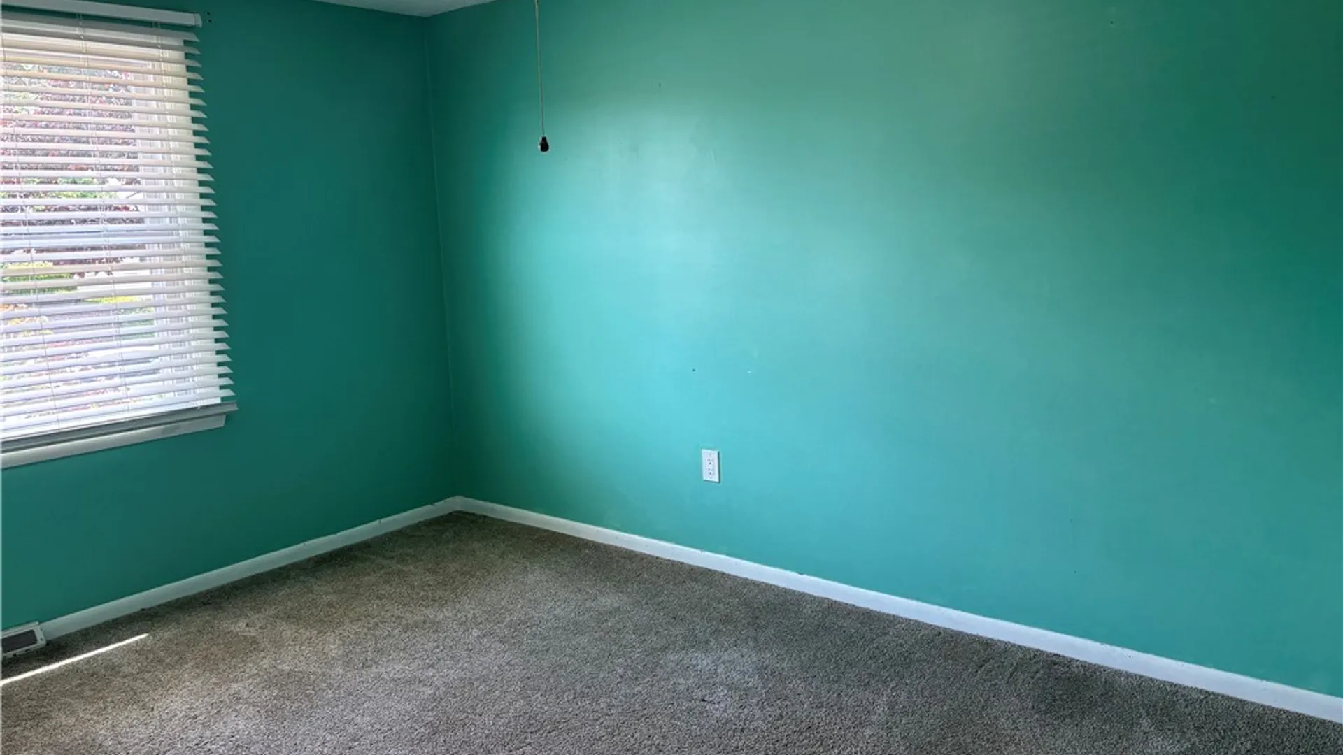 Property at 4 W Cherbourg Drive, Cheektowaga, NY 14227 17