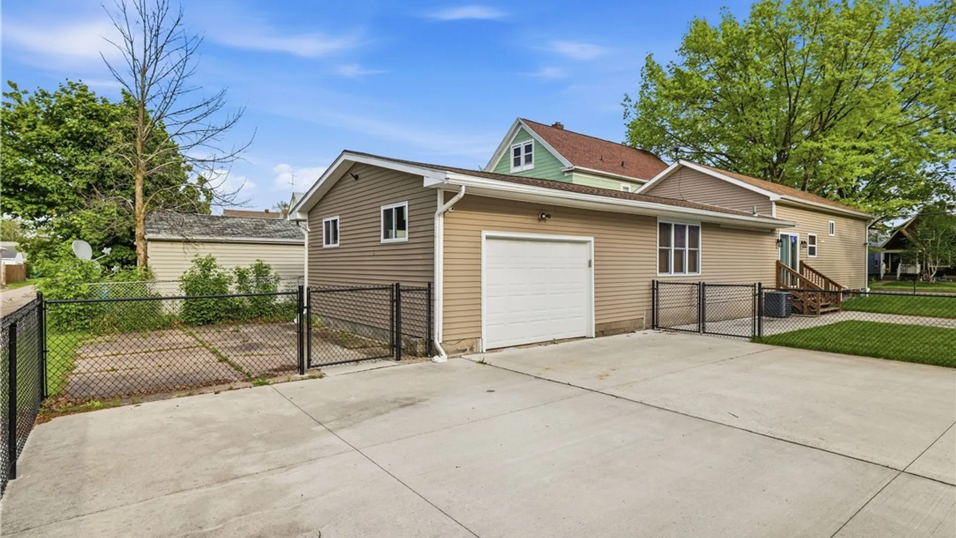 Property at 2410 Grand Avenue, Niagara Falls, NY 14301 6