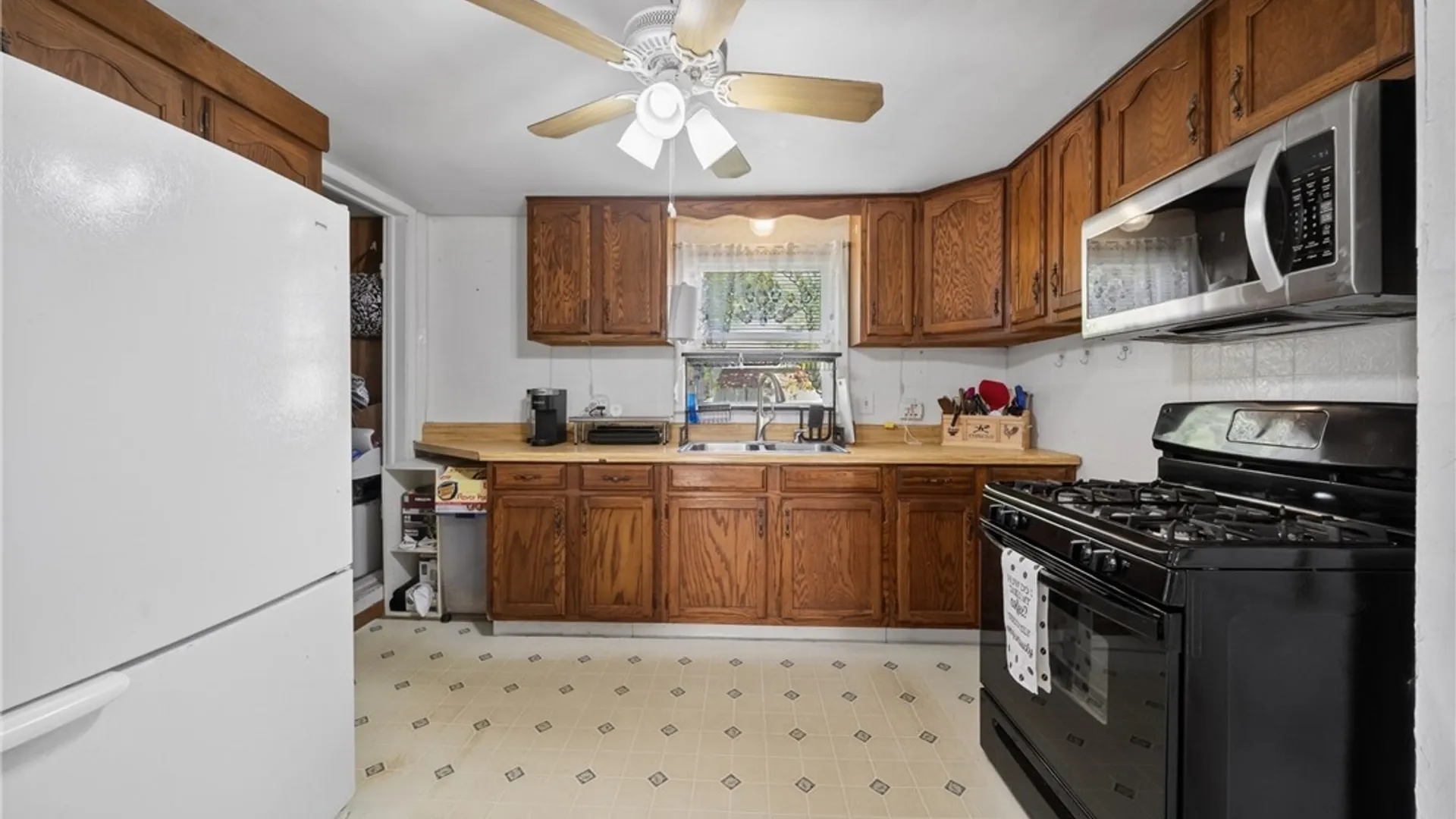 Property at 106 Lorenzo Drive, Salina, NY 13206 14