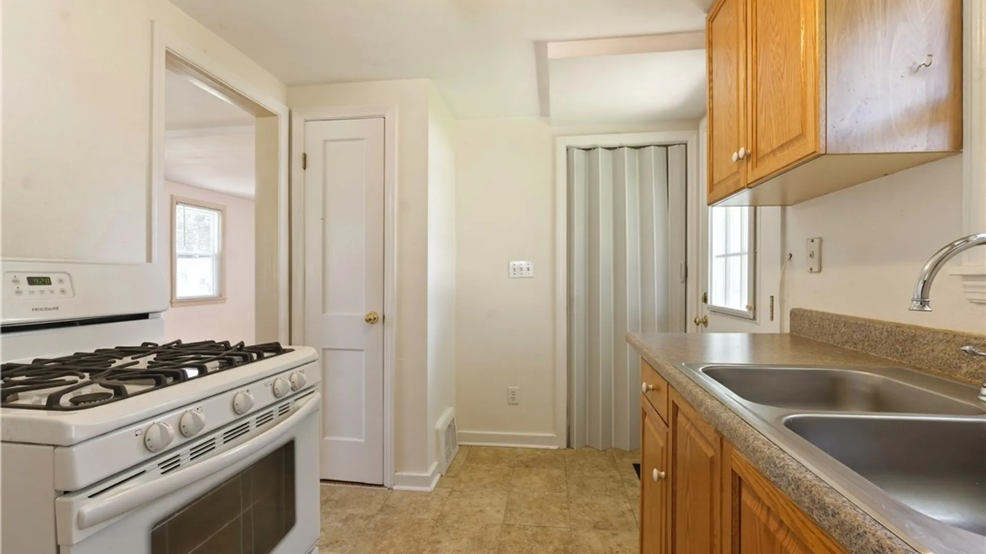 Property at 818 Roosevelt Avenue, Rome, NY 13440 14