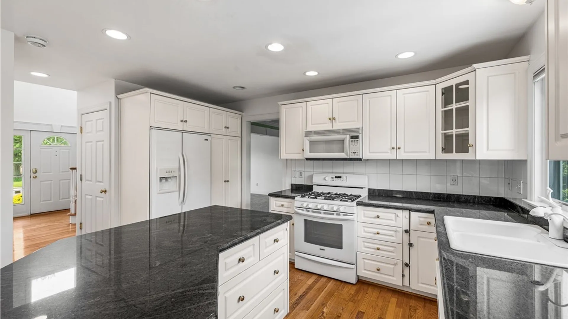 Property at 4169 Foxwood Lane, Clarence, NY 14221 5