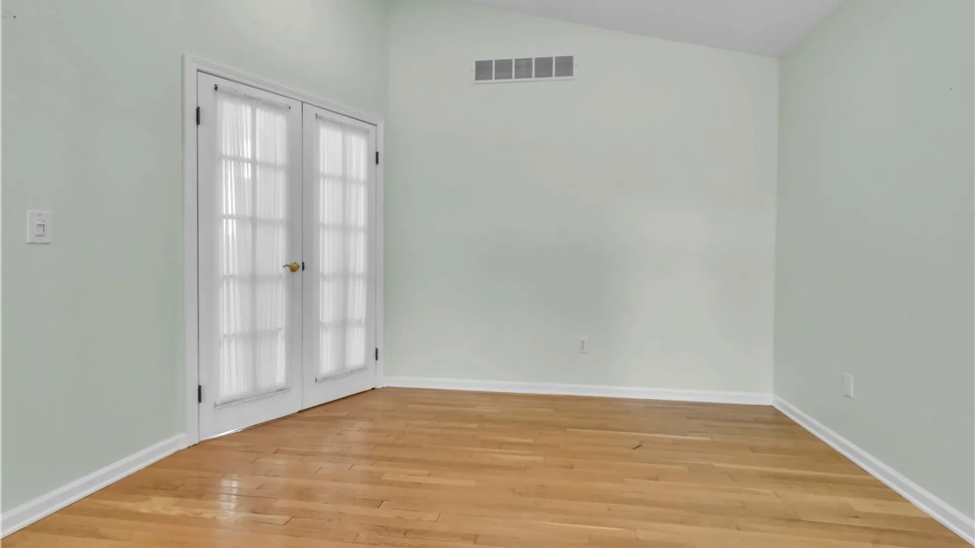 Property at 14 Woodpointe, Amherst, NY 14221 17
