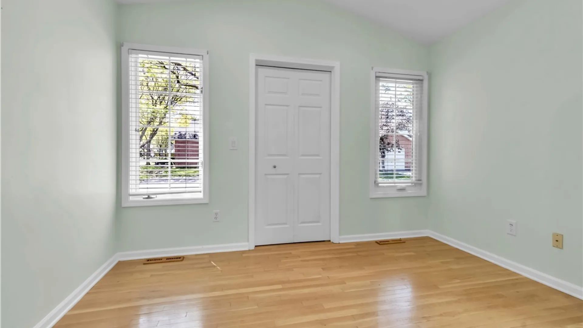 Property at 14 Woodpointe, Amherst, NY 14221 19