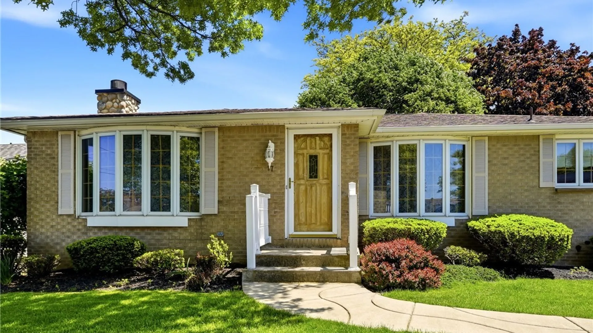 Property at 17 Delphi Drive, Cheektowaga, NY 14227 4