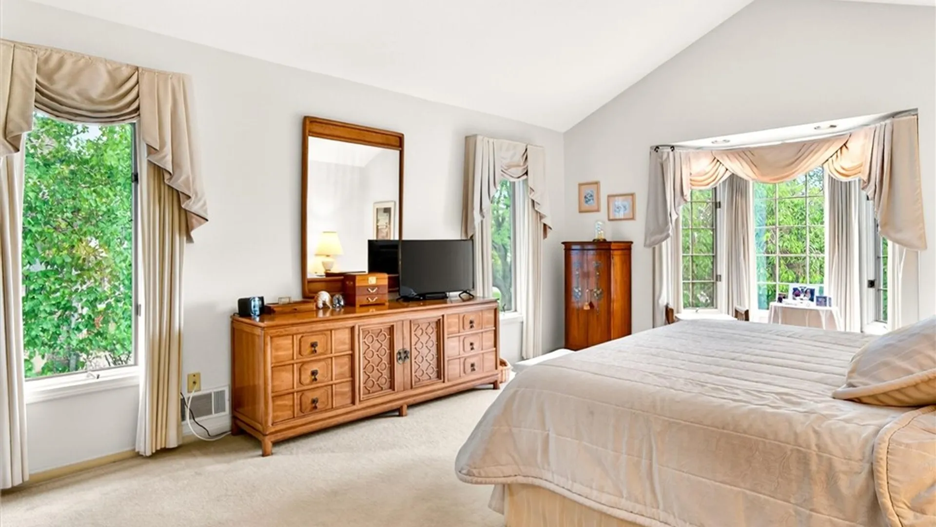 Property at 8 Saint Andrews, Pittsford, NY 14534 28