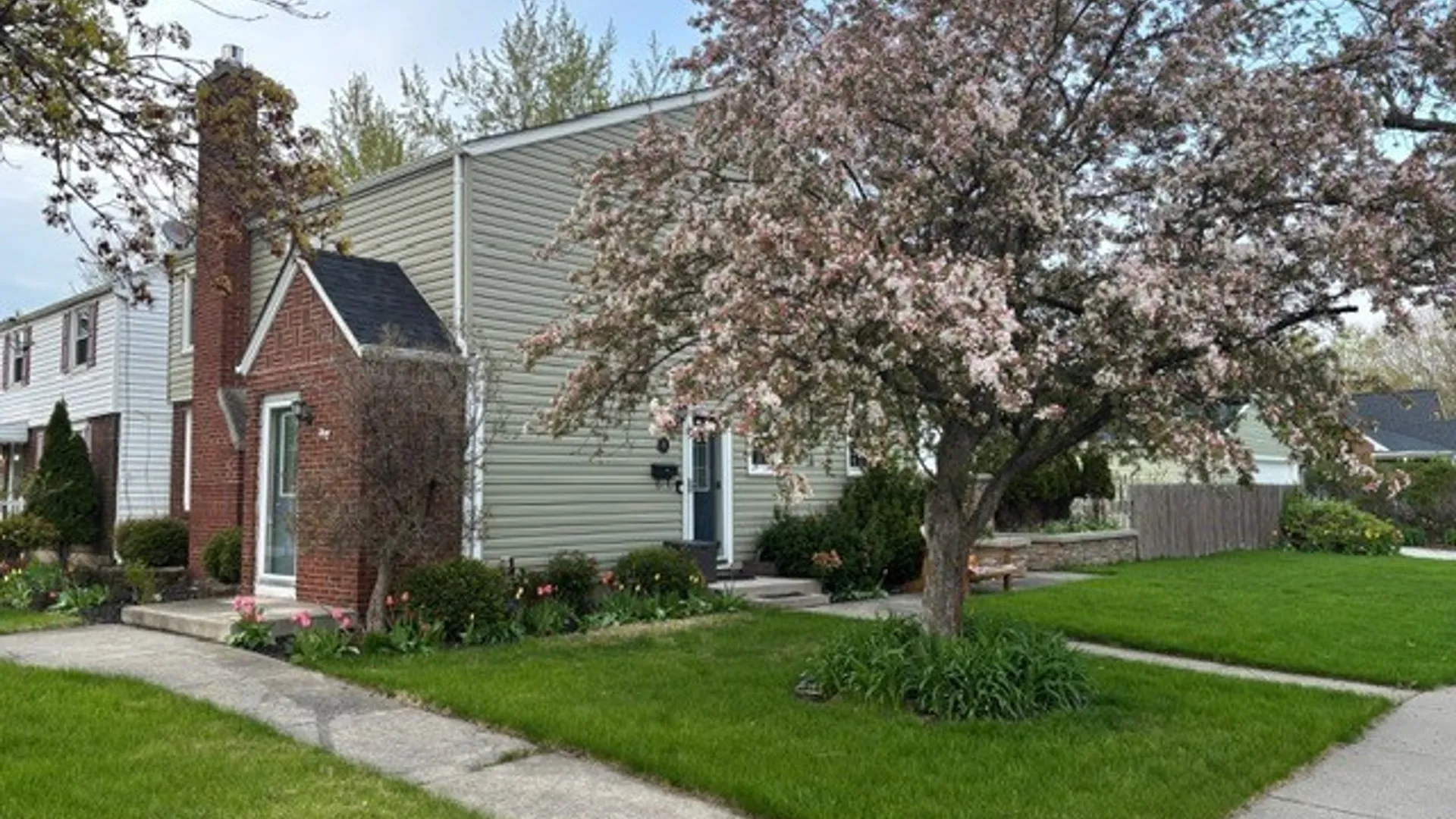 Property at 10 Gardenwood Lane, Tonawanda, NY 14223 2